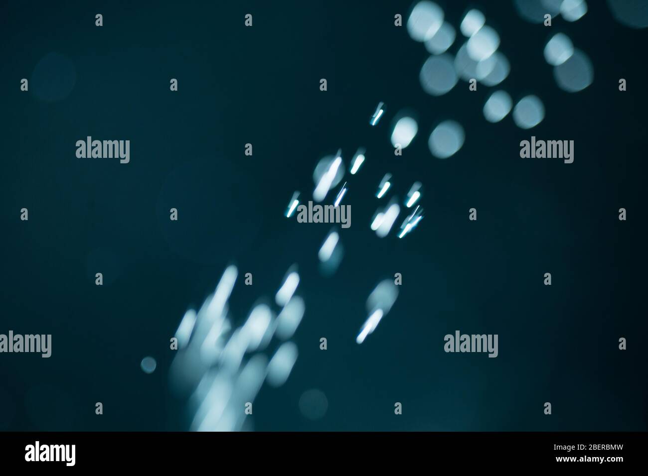 Astratto fiocchi bianchi su sfondo blu notte Foto Stock