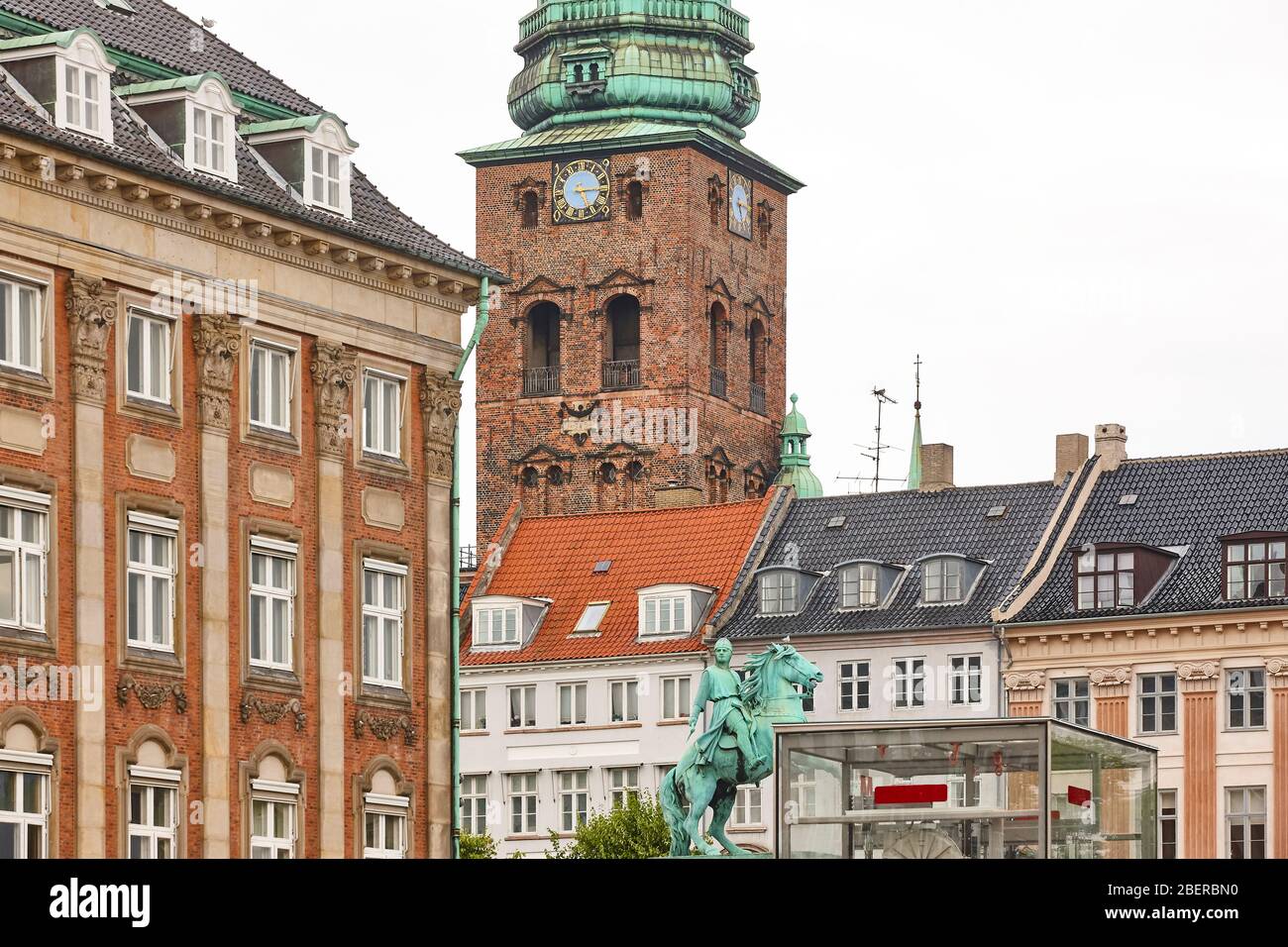 Copenhaguen centro città con absalon statua e nikolaj kunsthal tower Foto Stock