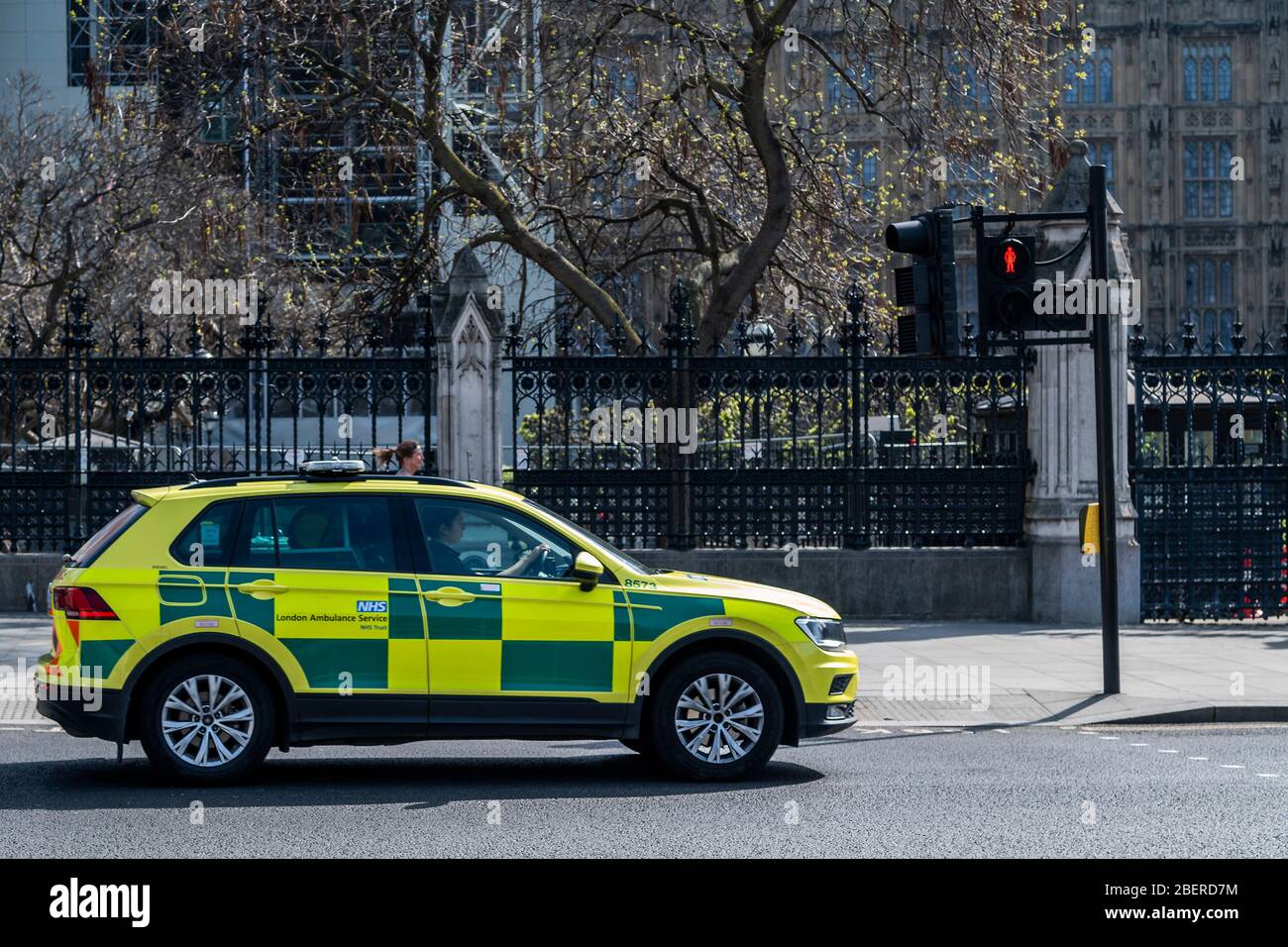 Londra, Regno Unito. 15 aprile 2020. Gli equipaggi di ambulanza dell'ospedale di St Thomas passano davanti al Parlamento che rimane chiuso per ora. Il blocco continua a Londra a causa dell'epidemia di Coronavirus (Covid 19). Credit: Guy Bell/Alamy Live News Foto Stock