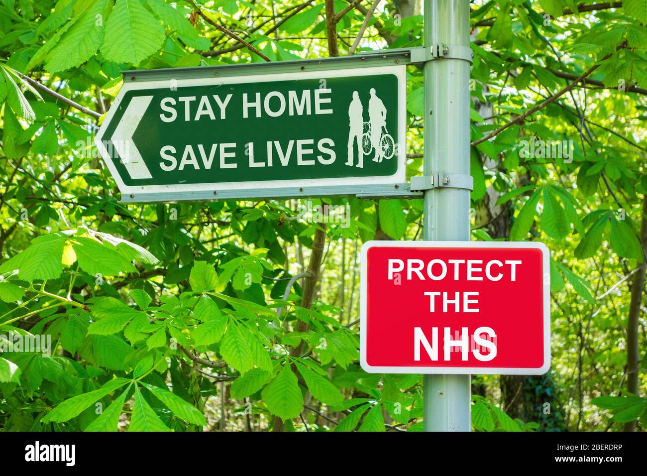 Rimani a casa salvare vite proteggere il NHS, Coronavirus, esercizio fisico, distanza sociale, auto isolamento ... concetto. Foto Stock