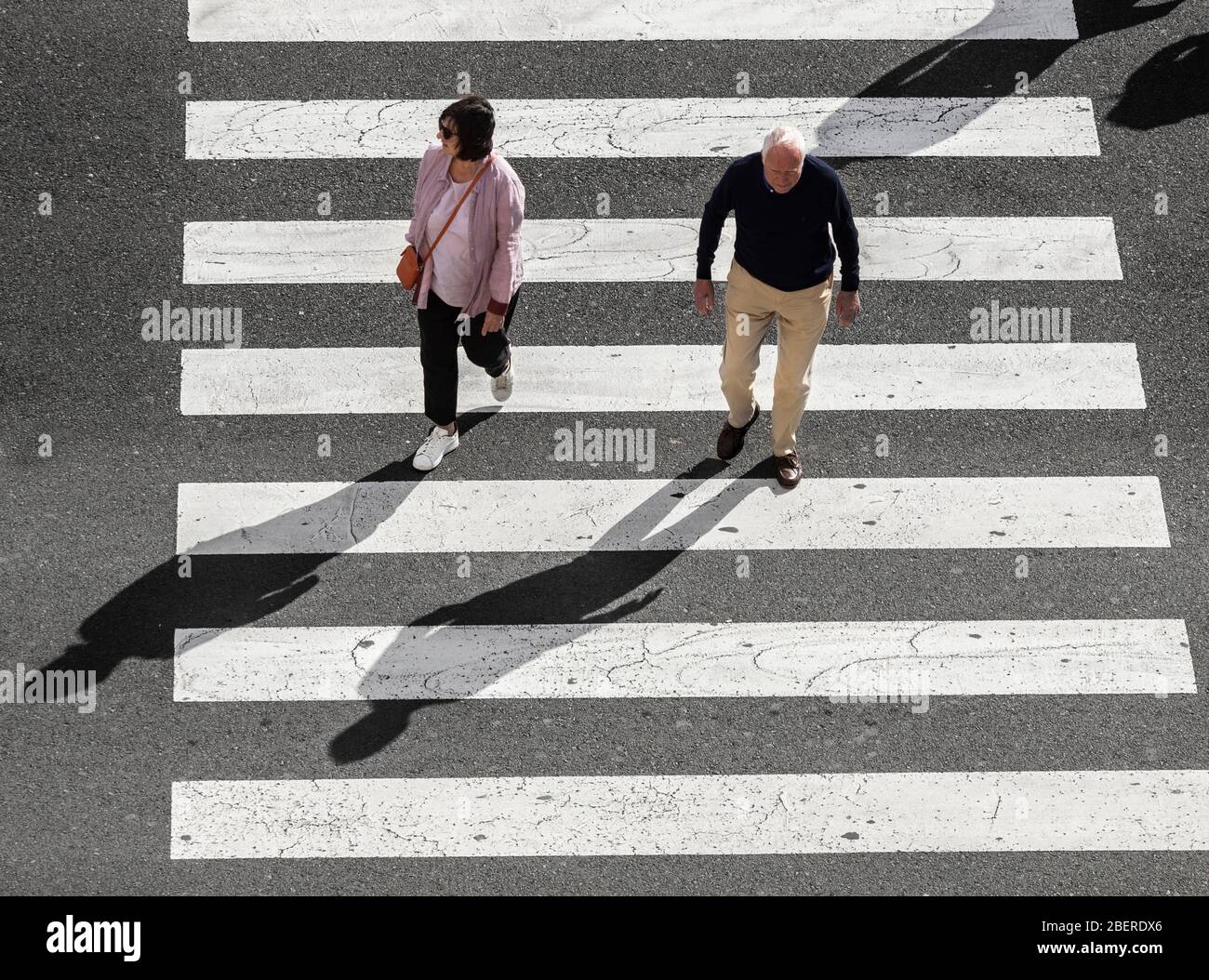 Persone che attraversano l'attraversamento pedonale. Foto Stock