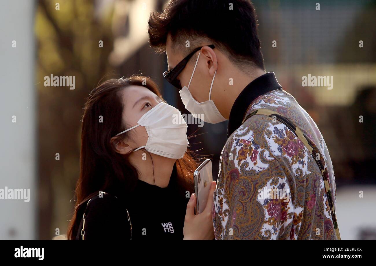 Pechino, Cina. 15 aprile 2020. I cinesi continuano a indossare maschere facciali protettive accanto a un checkpoint della polizia a Pechino mercoledì 15 aprile 2020. Il presidente cinese Xi Jinping e i media di Stato hanno esortato 'a compiere sforzi incessanti per proteggere i casi importati dall'estero e prevenire la ripresa dell'epidemia in patria?. Foto di Stephen Shaver/UPI Credit: UPI/Alamy Live News Foto Stock