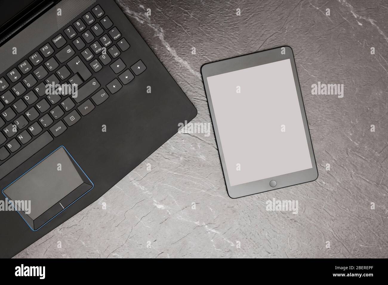notebook e tablet, concetto di area di lavoro domestica con schermo vuoto. Foto Stock