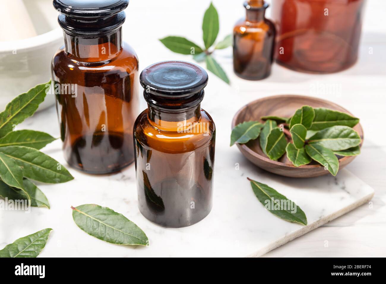 Olio essenziale alloro Bay su bottiglia di farmacia vintage. Olio di erbe per la cura della pelle, aromaterapia e medicina naturale Foto Stock