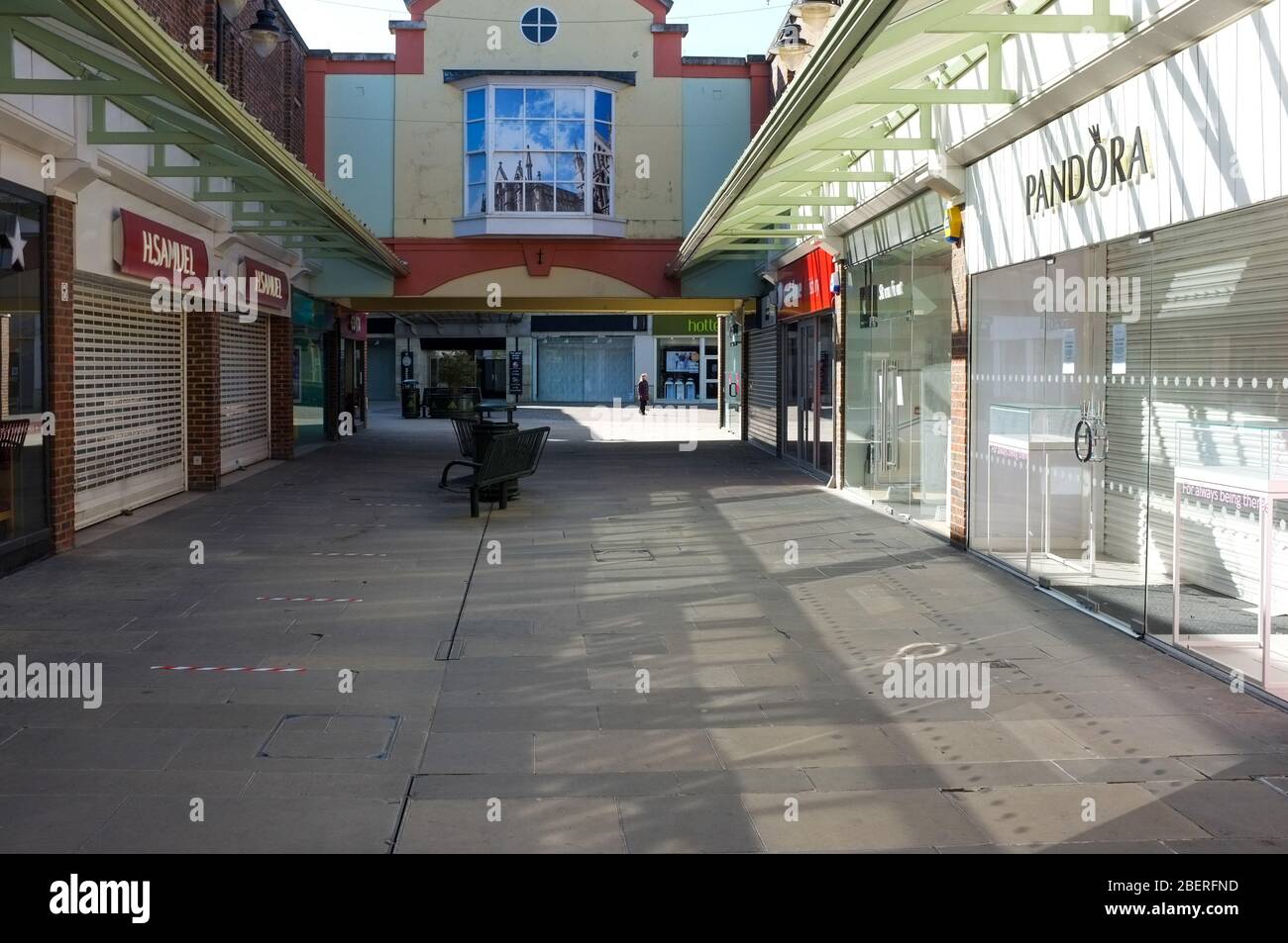 Un centro commerciale un tempo occupato in Salisbury UK ora si erge vuoto alle 11:00 in un giorno della settimana durante il blocco dei coronavirus. 14 Aprile 2020. Foto Stock