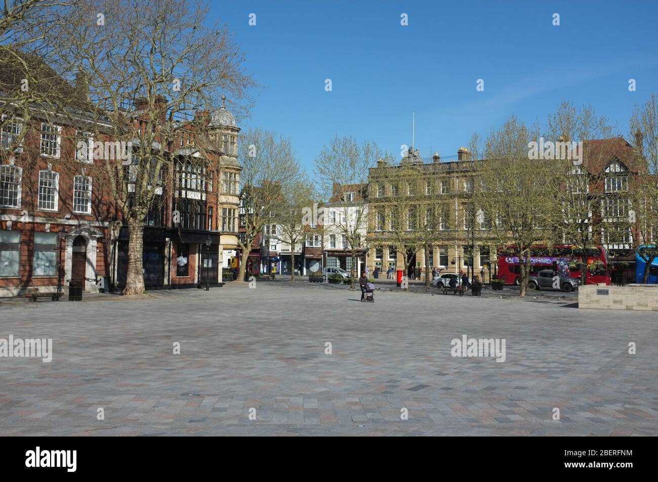 Una piazza vuota del mercato a Salisbury UK il giorno del mercato di martedì a causa del blocco dei coronavirus il 14 aprile 2020. Foto Stock