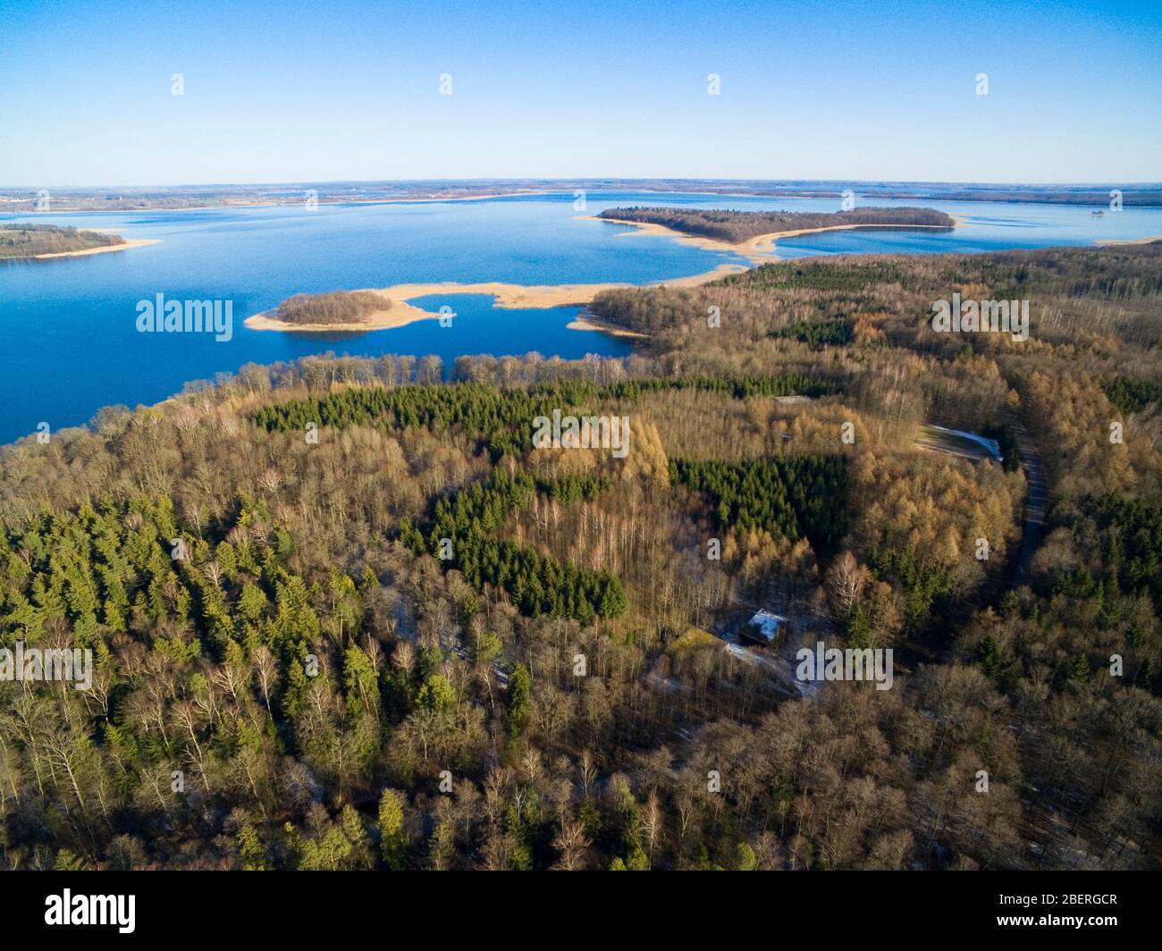 Vista aerea di bunker in cemento armato apparteneva alla sede delle forze terrestri tedesche della seconda guerra mondiale nascosta in una foresta sulla riva del lago Mitry, Mamerki Foto Stock