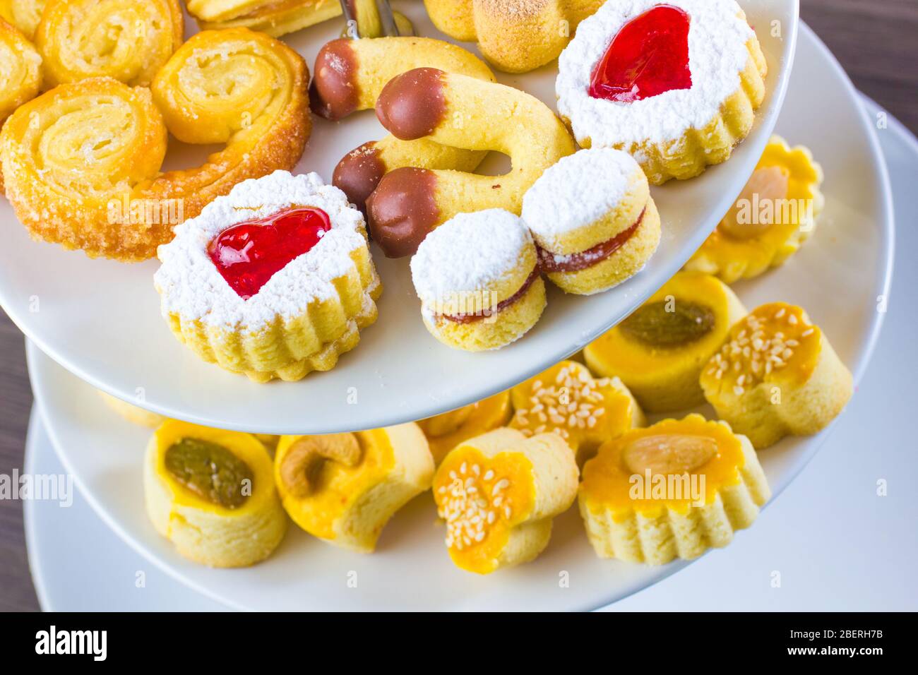 Biscotti dolci al latte con glassa di zucchero e guava dolce Foto Stock