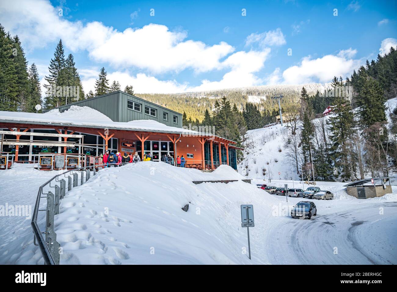 KRKONOSE, REPUBBLICA CECA, 2020 MARZO - Stazione di funivia per la vetta di Snezka nel Parco Nazionale di Krkonose Foto Stock