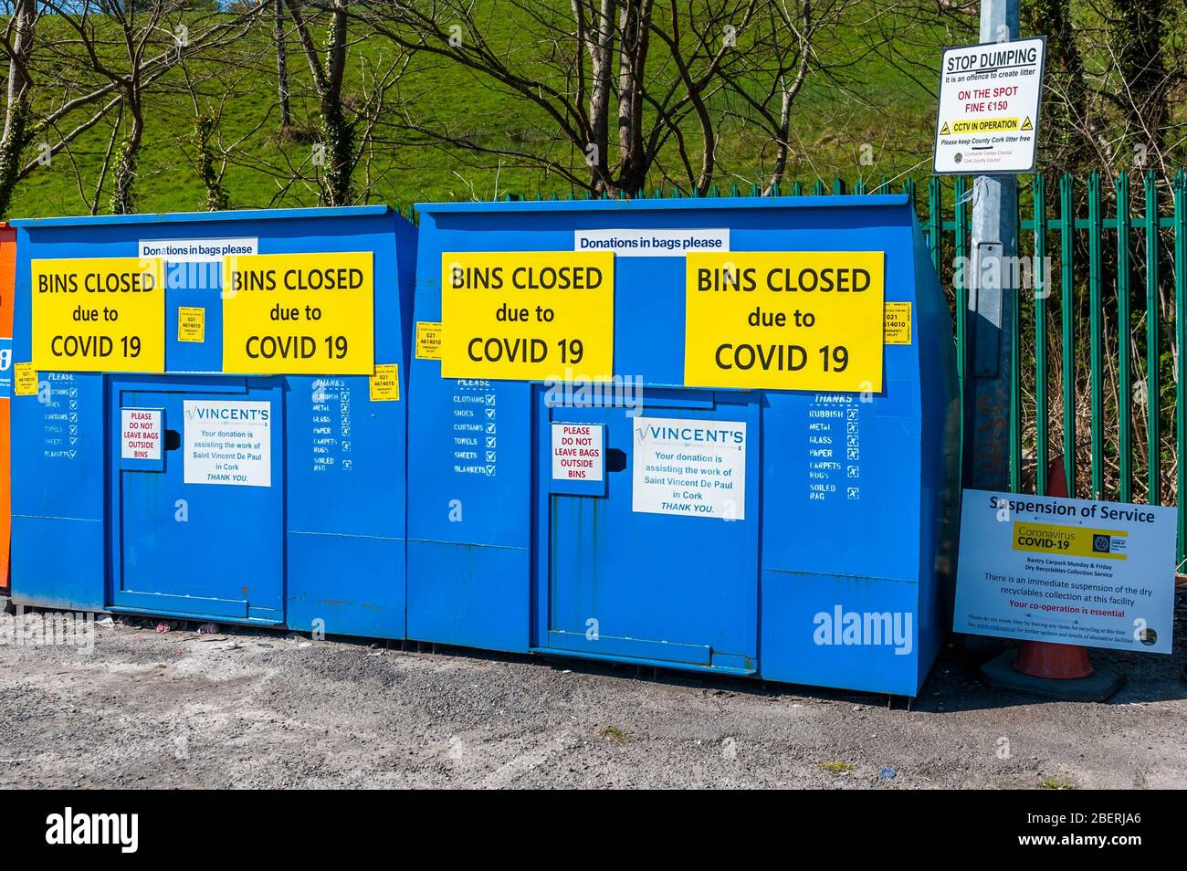 Bantry, West Cork, Irlanda. 15 aprile 2020. I bidoni per la donazione di vestiti per la carità di Saint Vincent De Paul nella città di Bantry sono chiusi a causa della pandemia di Covid-19. Credit: AG News/Alamy Live News Foto Stock