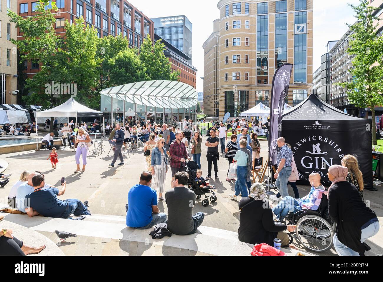 Un Brindleyplace affollato e affollato nel centro di Birmingham durante un festival estivo di cibo e bevande Foto Stock