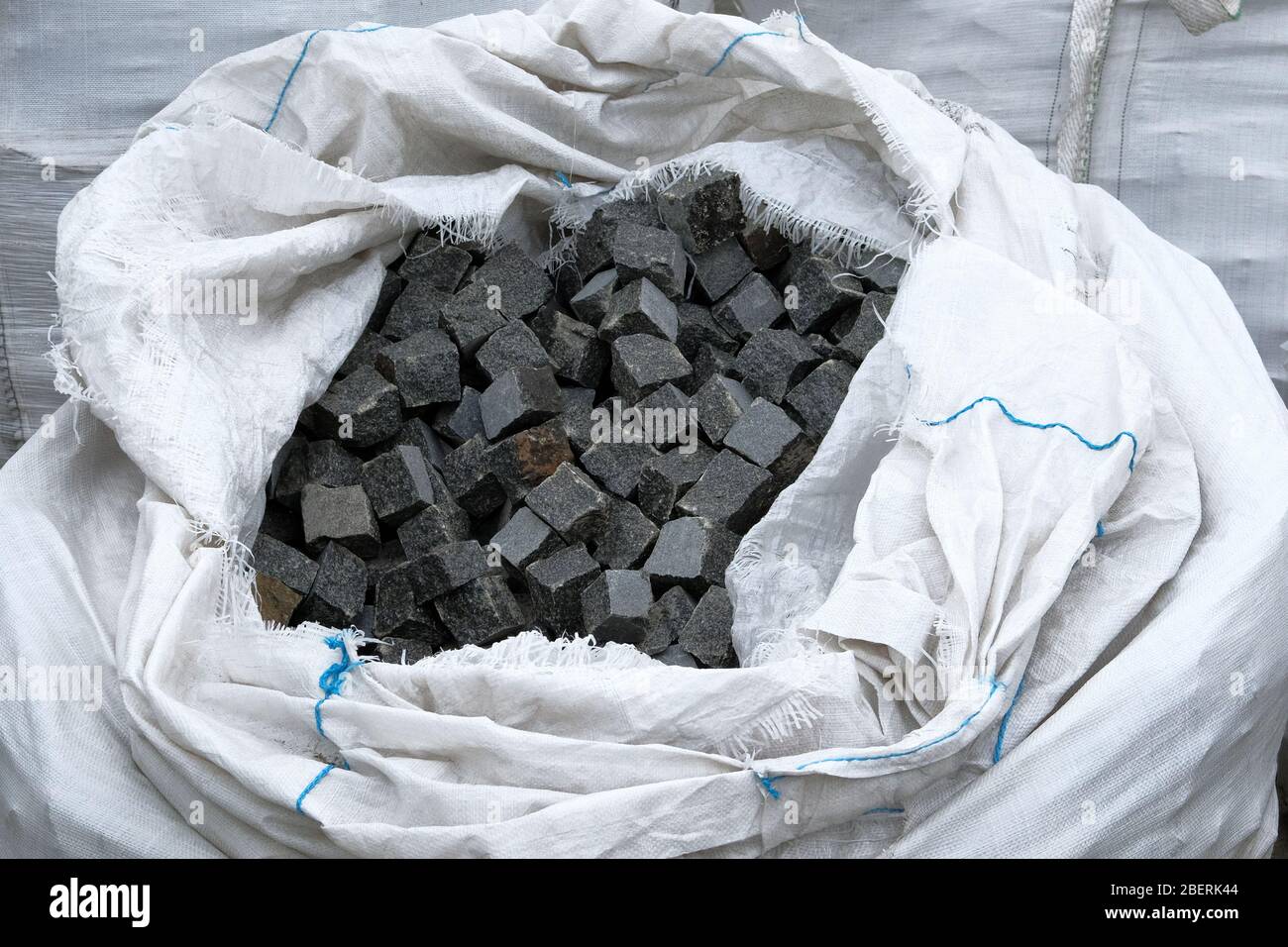 Pietre di granito sono vendute nel mercato di costruzione. Materiali da costruzione. Mattoni per decorazione e costruzione. Primo piano. Foto Stock