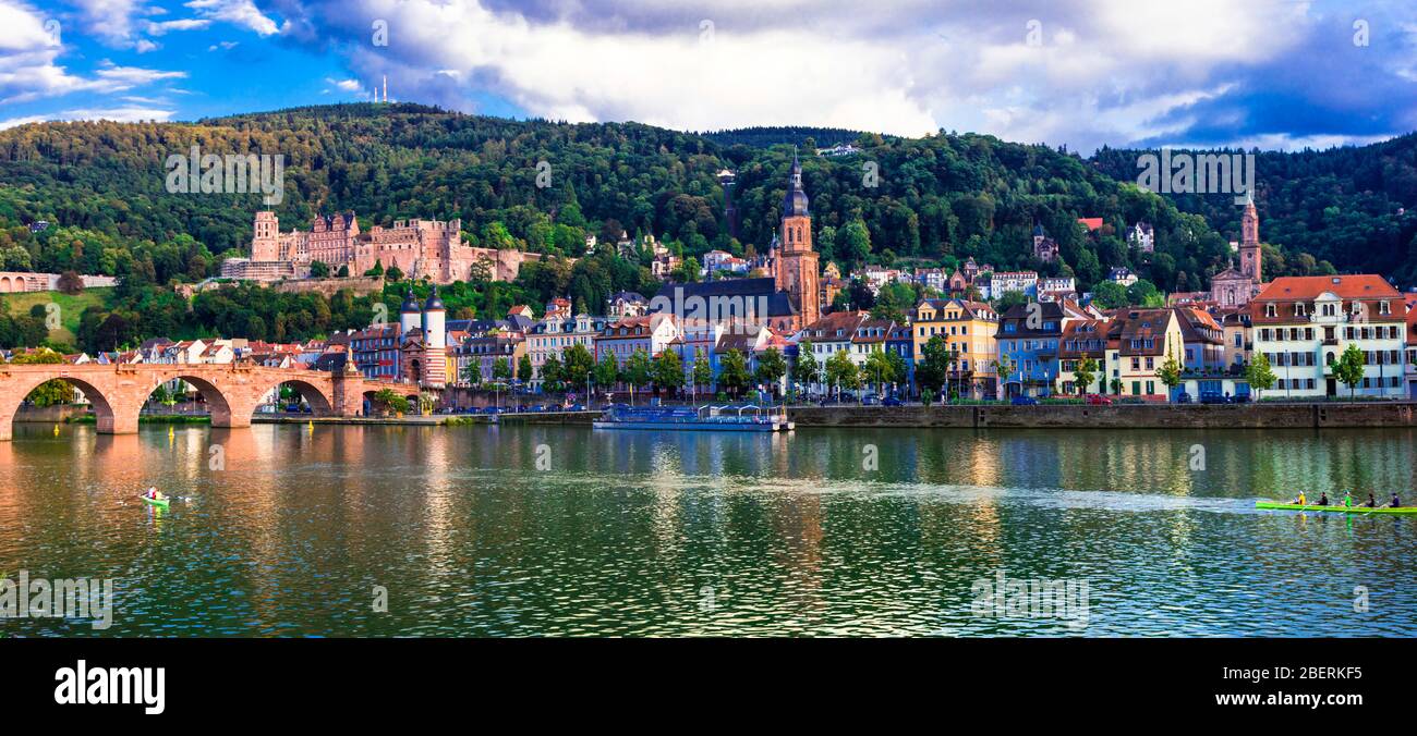 Impressionante città vecchia di Heidelberg, vista con il ponte, le case e il castello, Germania. Foto Stock