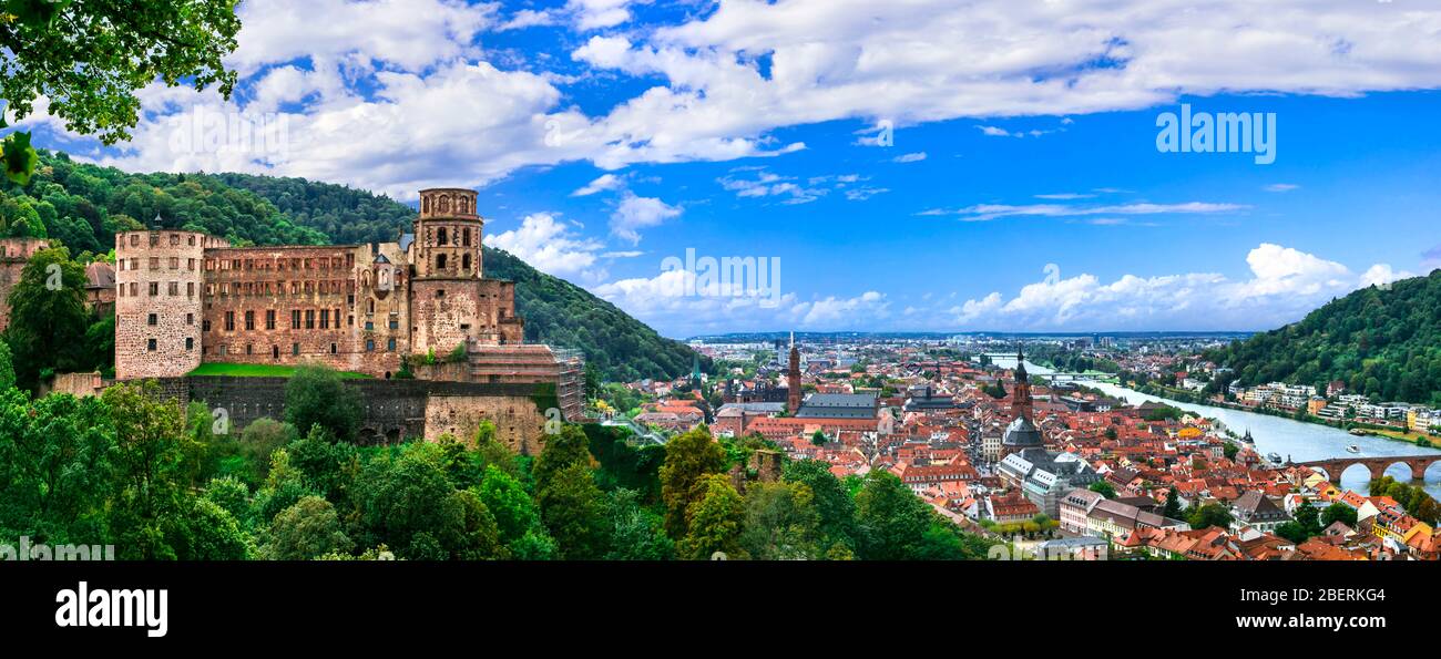 Bella Heidelberg città vecchia, vista con il vecchio castello, case e fiume, Germania. Foto Stock