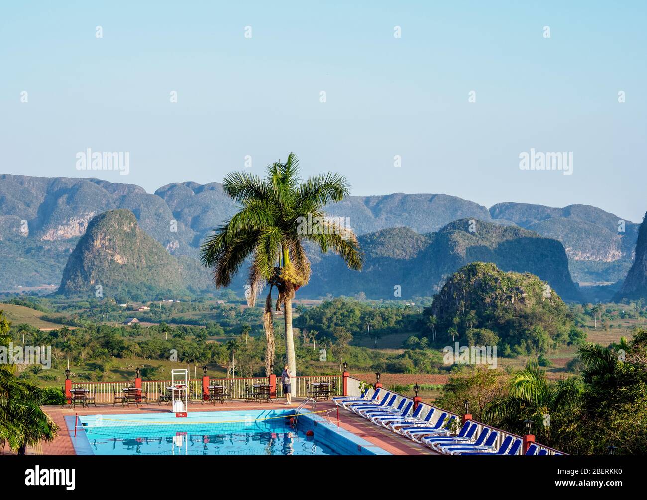 Vista sulla piscina dell'hotel Horizontes Los Jazmines verso la valle di Vinales, patrimonio dell'umanità dell'UNESCO, provincia di Pinar del Rio, Cuba Foto Stock