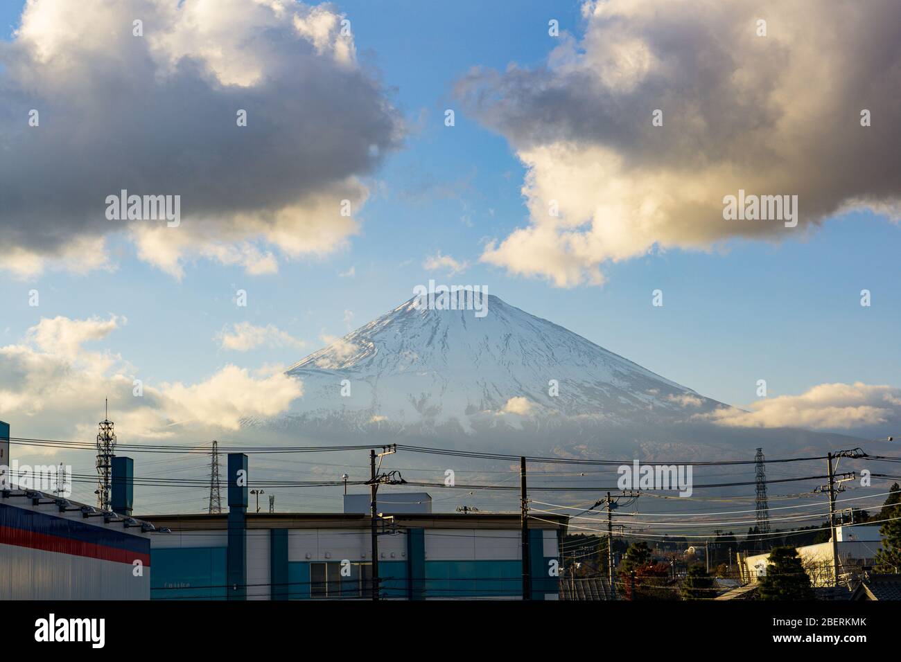 Il monte Fuji, noto anche come Fujiyama o Fujisan, la montagna più alta del Giappone, è un vulcano attivo. Comanda un'area circondata da una vasta gamma di spo panoramici Foto Stock