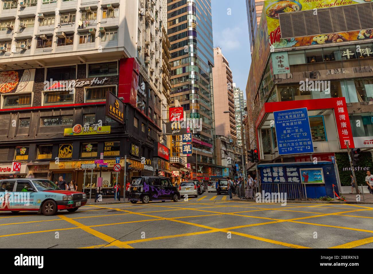 Via Tsim Sha Tsui . Tsim Sha Tsui Street è un popolare luogo di shopping a Hong Kong. Foto Stock