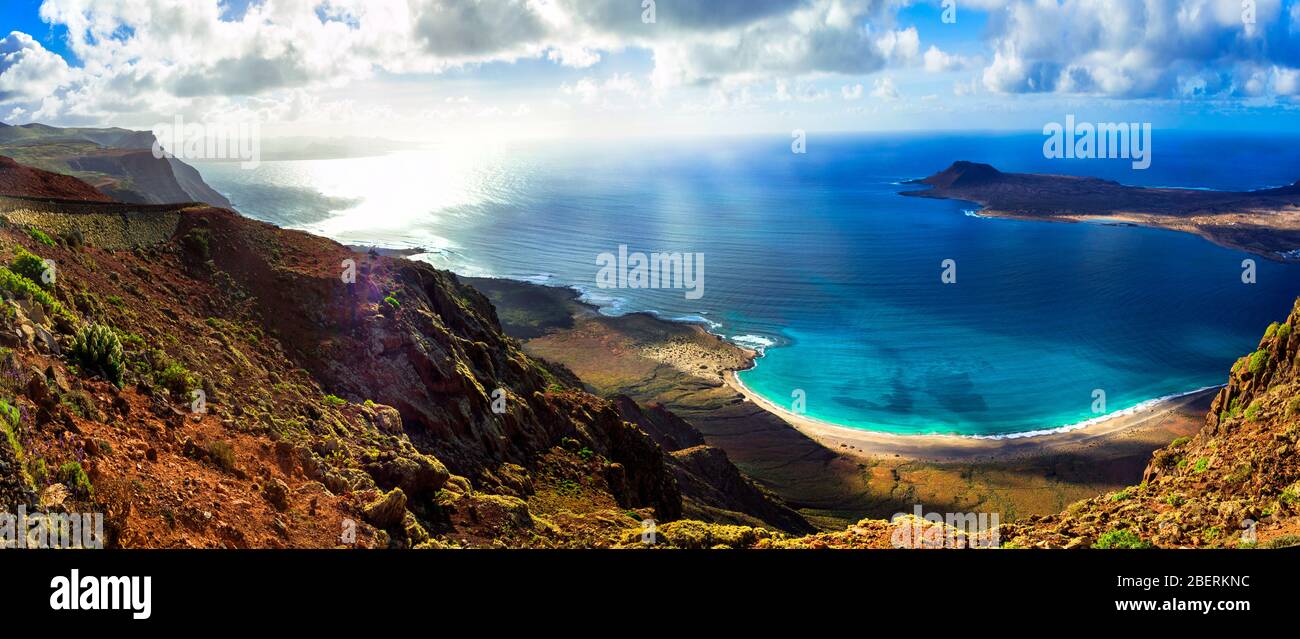 Suggestivo paesaggio vulcanico da Mirador del Rio, Lanzarote isola, Spagna. Foto Stock