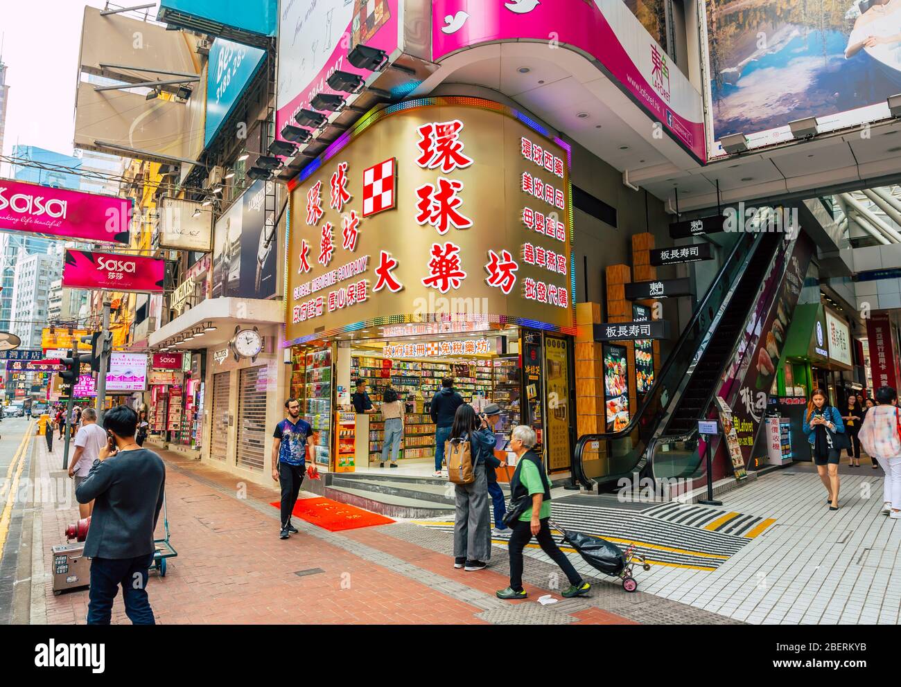 Persone che camminano per strada a Causeway Bay di Hong Kong Foto Stock