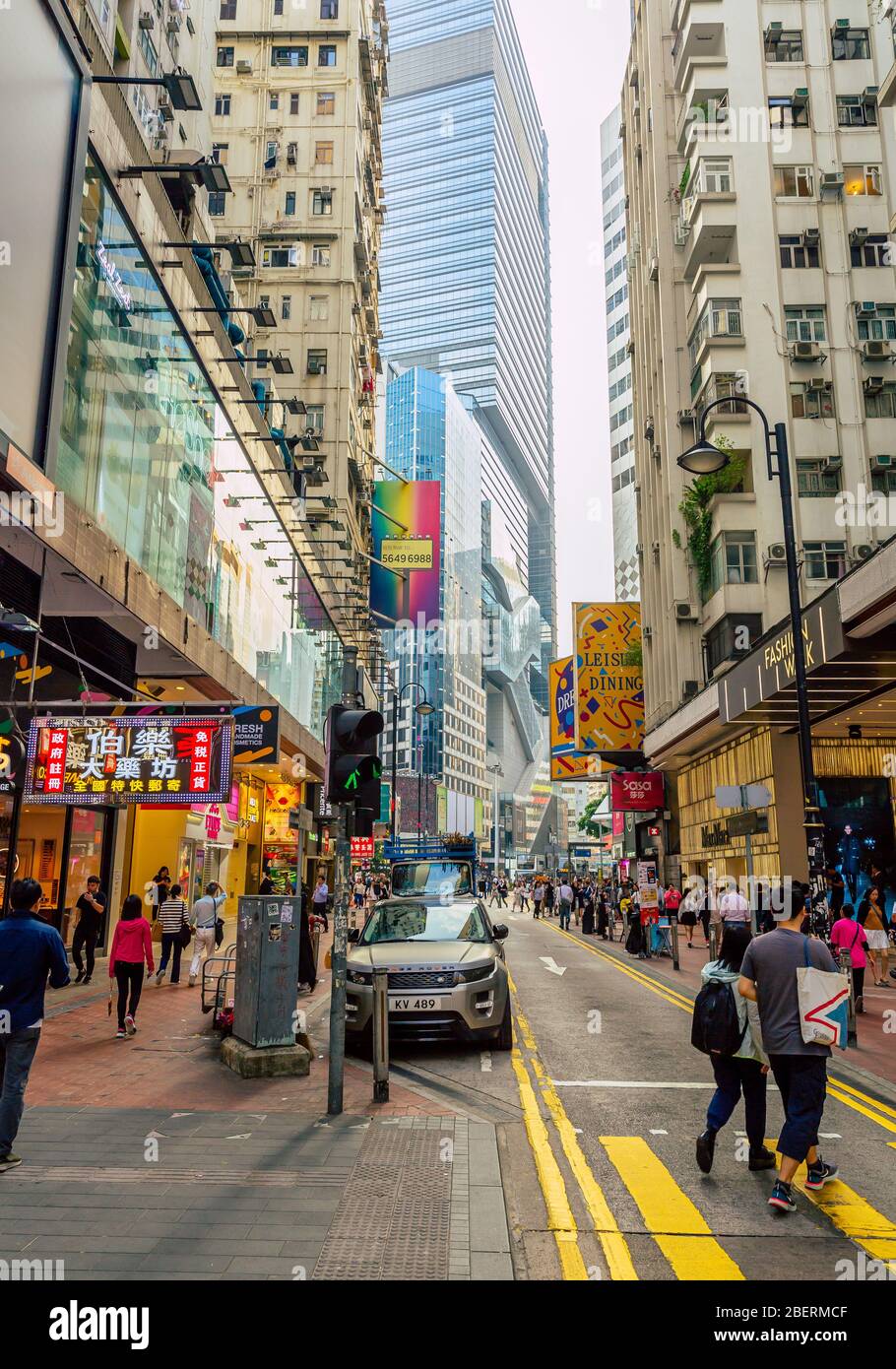 Vista della strada della baia di Causeway a Hong kong . Persone che camminano per la strada di Hong Kong. Foto Stock