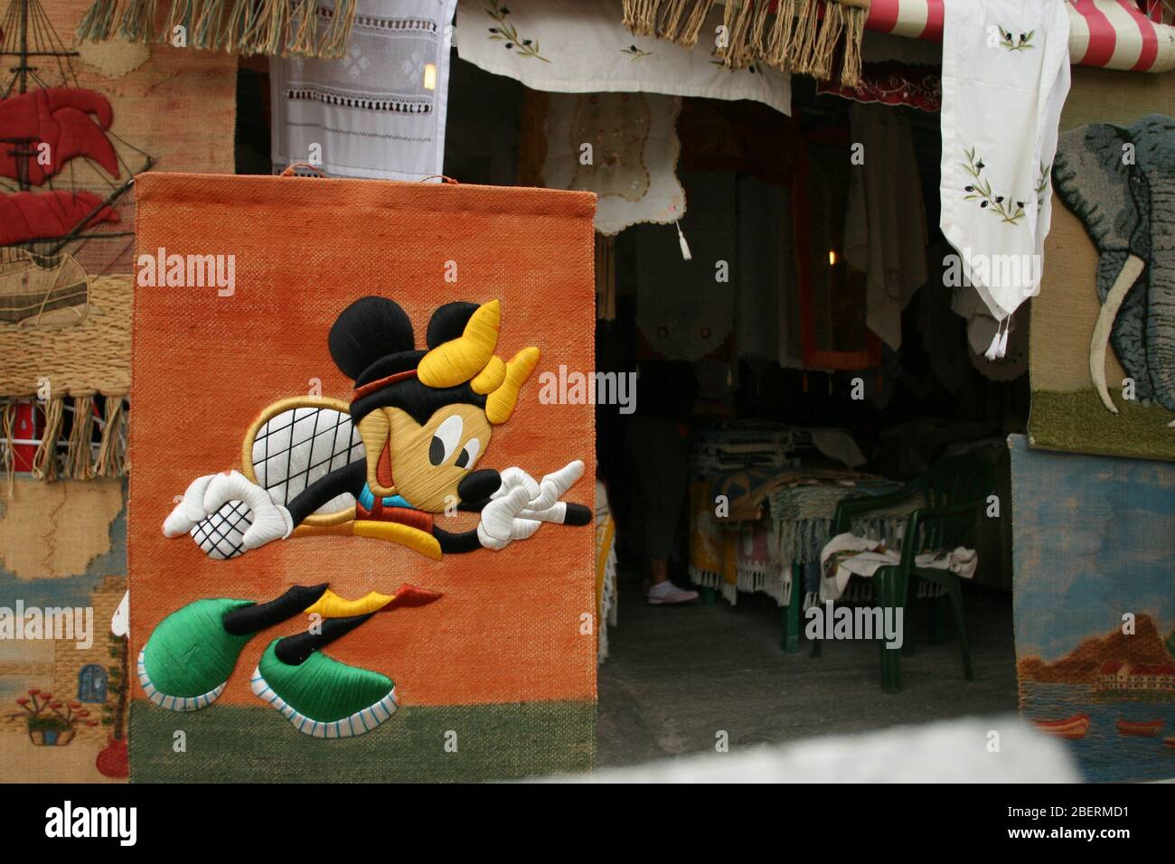 Isola di Zante, Grecia - 18 settembre 2008: Un tappeto con l'immagine  dell'eroina dei cartoni animati di Minnie mouse Walt Disney in uno dei  negozi greci Foto stock - Alamy