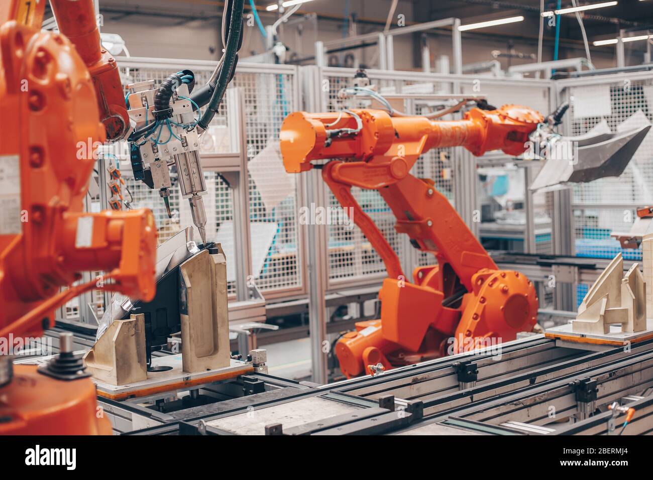 Primo piano dei bracci automatici del robot nell'industria automobilistica, produzione in fabbrica di fari per auto, concetto industriale Foto Stock