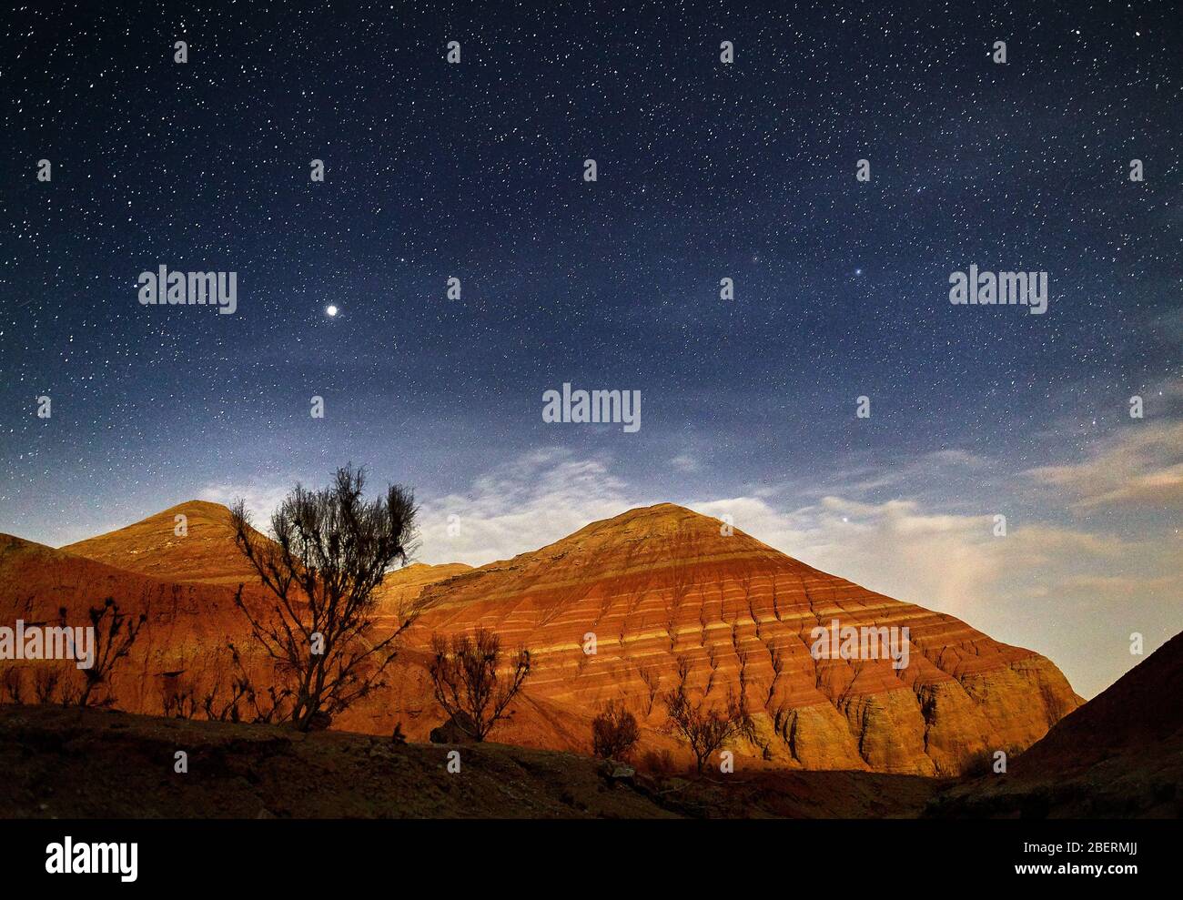 Monti Rossi nel canyon deserto di notte il cielo stellato sfondo. Astronomia fotografia dello spazio e del paesaggio. Foto Stock