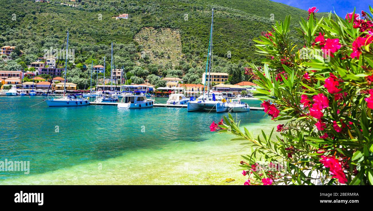 Sivota villaggio, vista mare turchese e yacht, Lefkada isola, Grecia. Foto Stock
