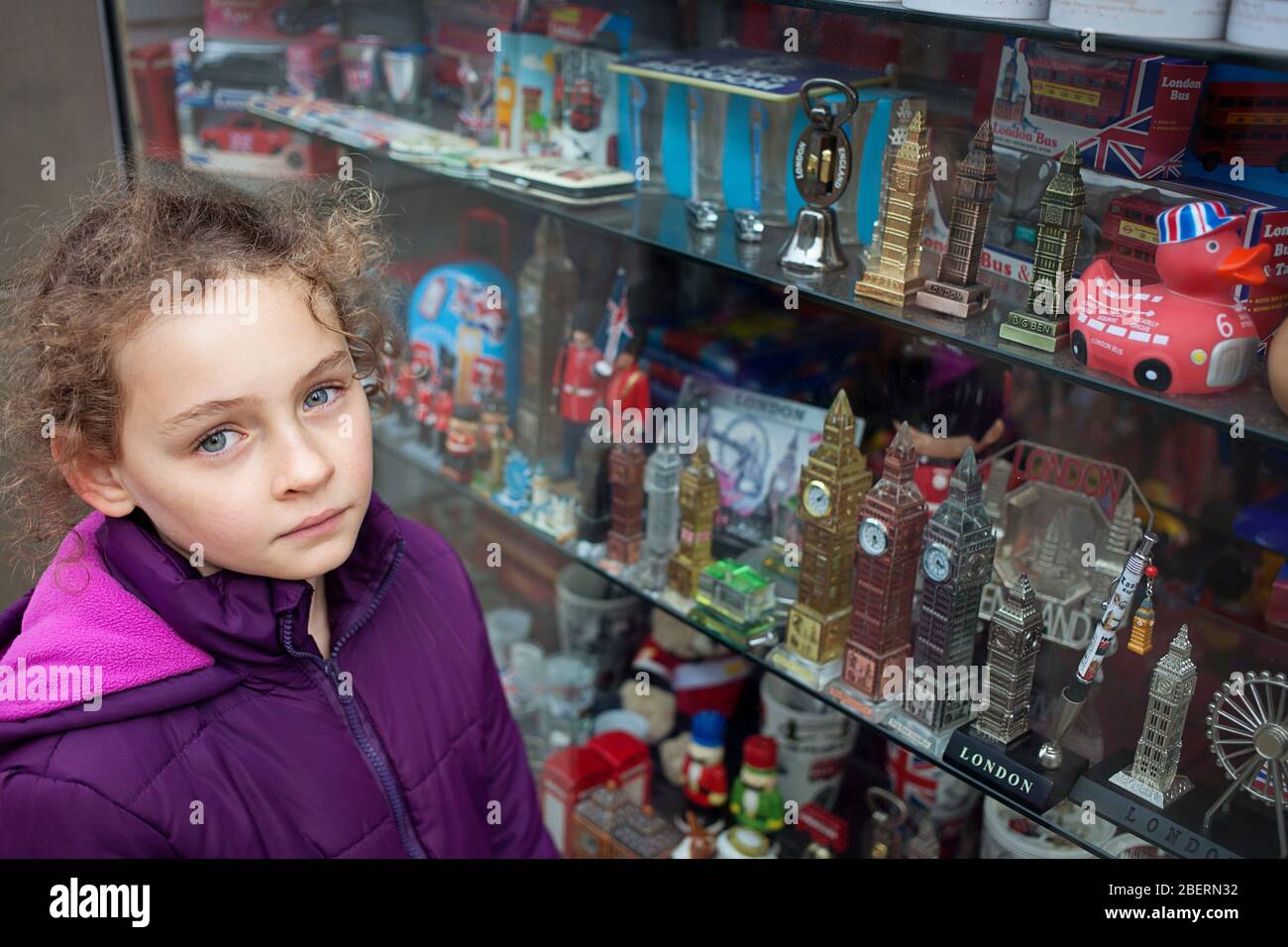 Young girl vetrata shopping London souvenir Foto Stock