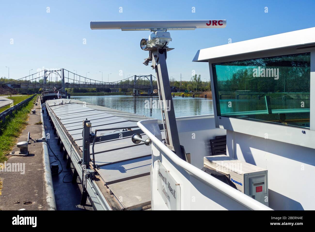 Battello/chiatta da carico ormeggiata lungo il molo vicino a blocco/sluice che mostra il radar del CCR Foto Stock