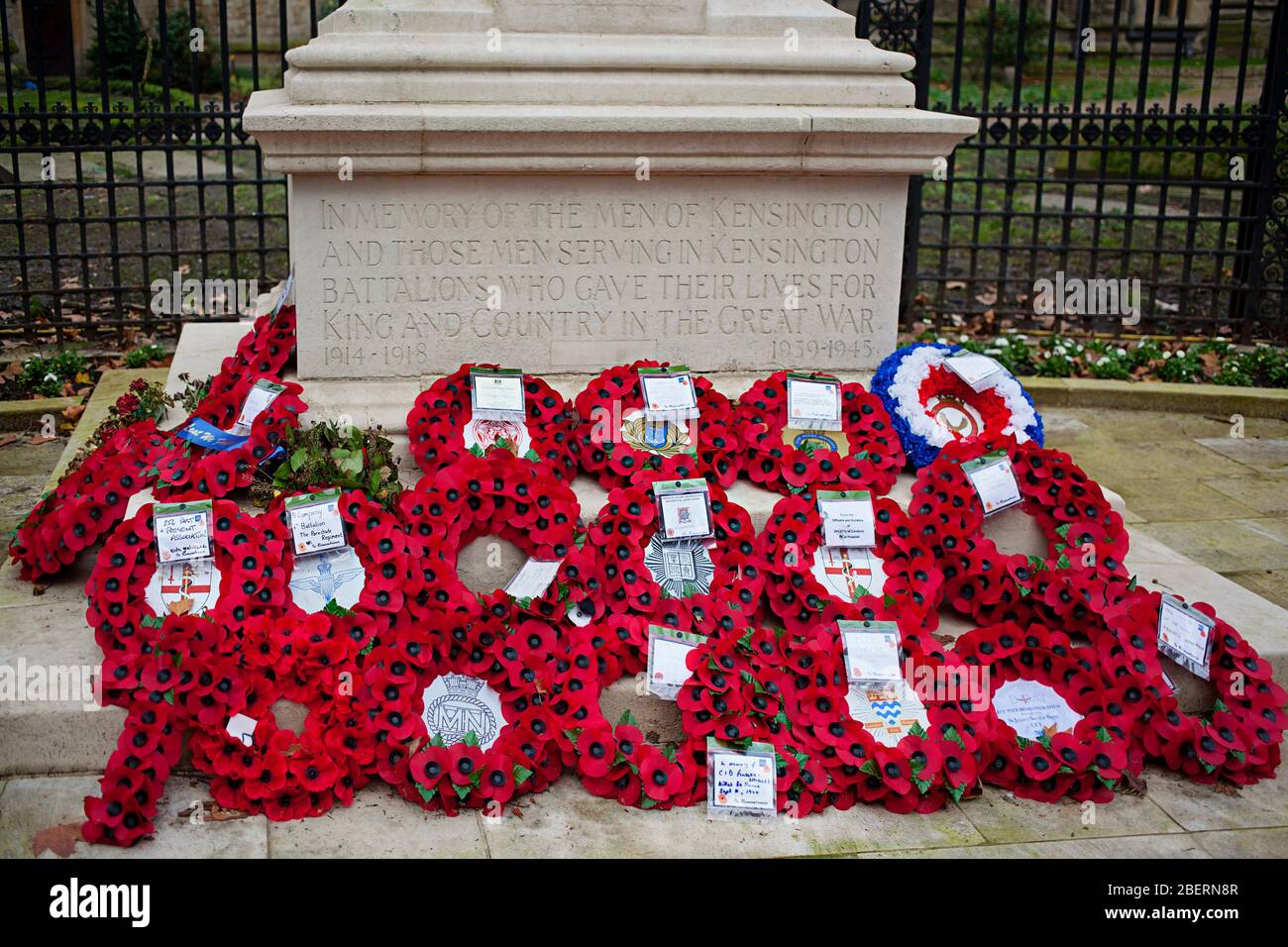 Monumento: Kensington War Memorial con le corone papavero Foto Stock