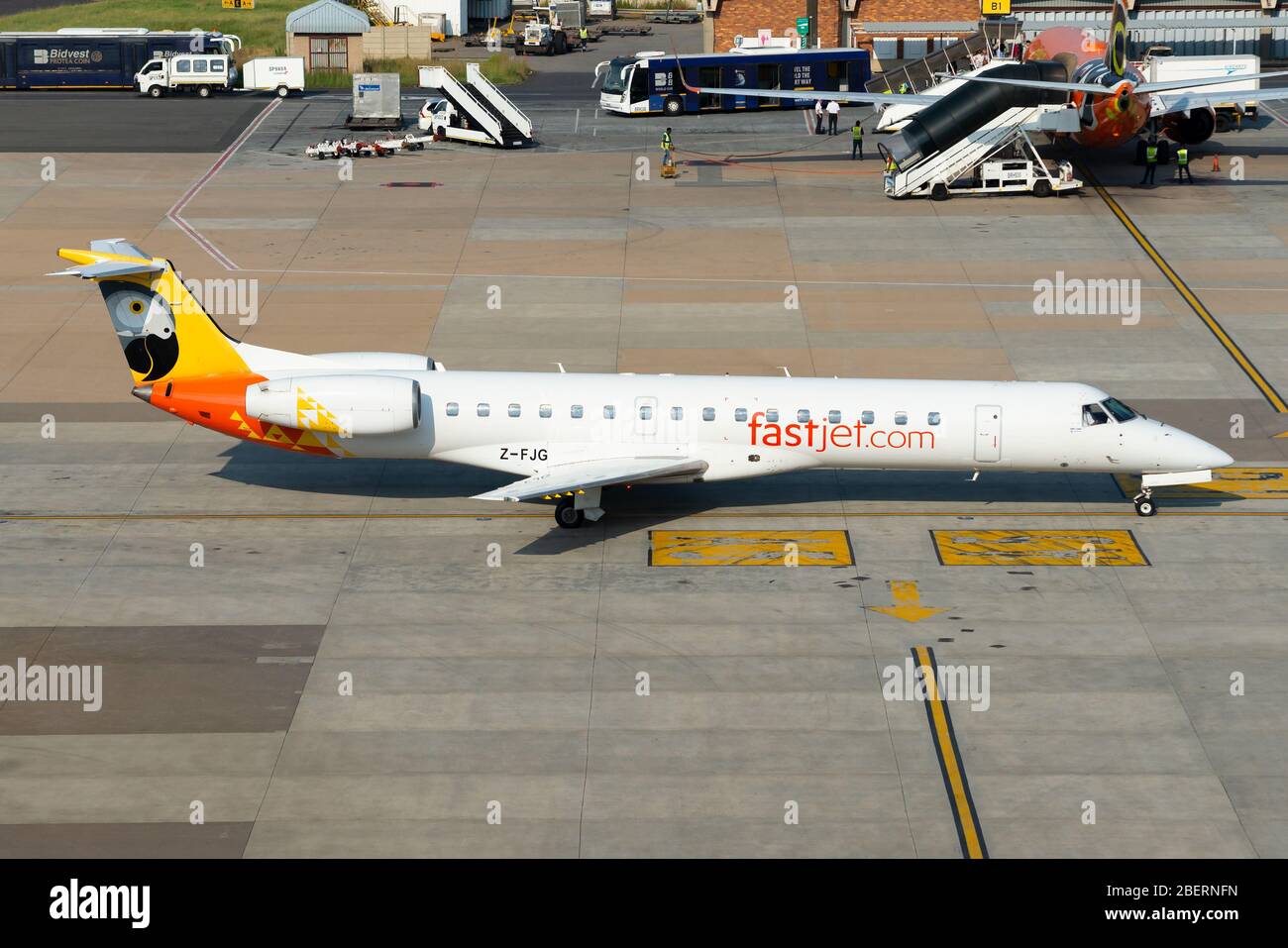 FastJet Embraer 145, voli aerei all'aeroporto internazionale O. R. Tambo in partenza da Harare, Zimbabwe. Aeromobile Z-FJG di una compagnia aerea a basso costo dello Zimbabwe. Foto Stock