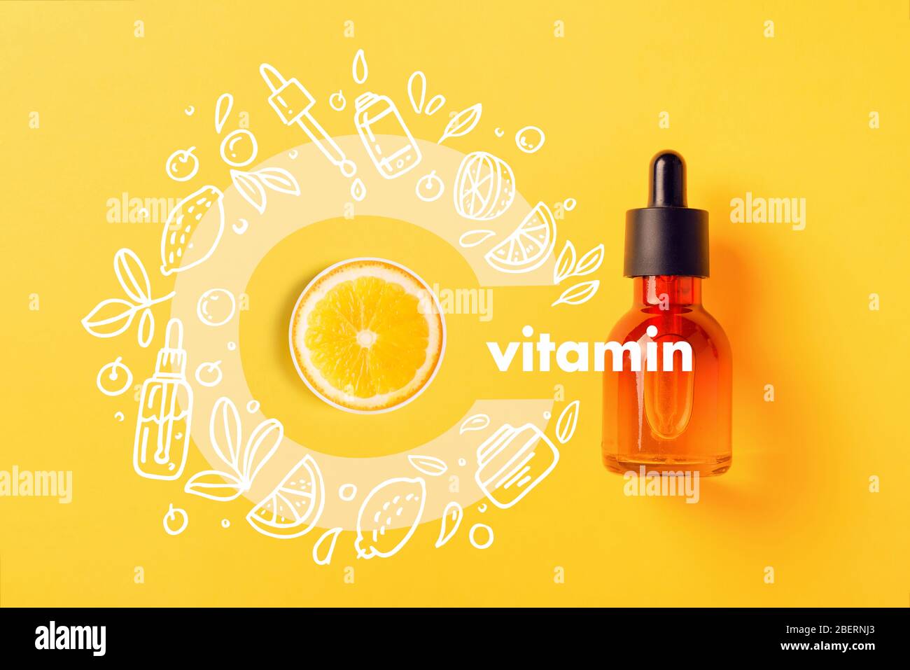 Cosmetici in bottiglia di vetro, sieri e oli con vitamina C su sfondo giallo immagine con icone in stile Doodle immagine bio cosmetica organica concetto di prote Foto Stock