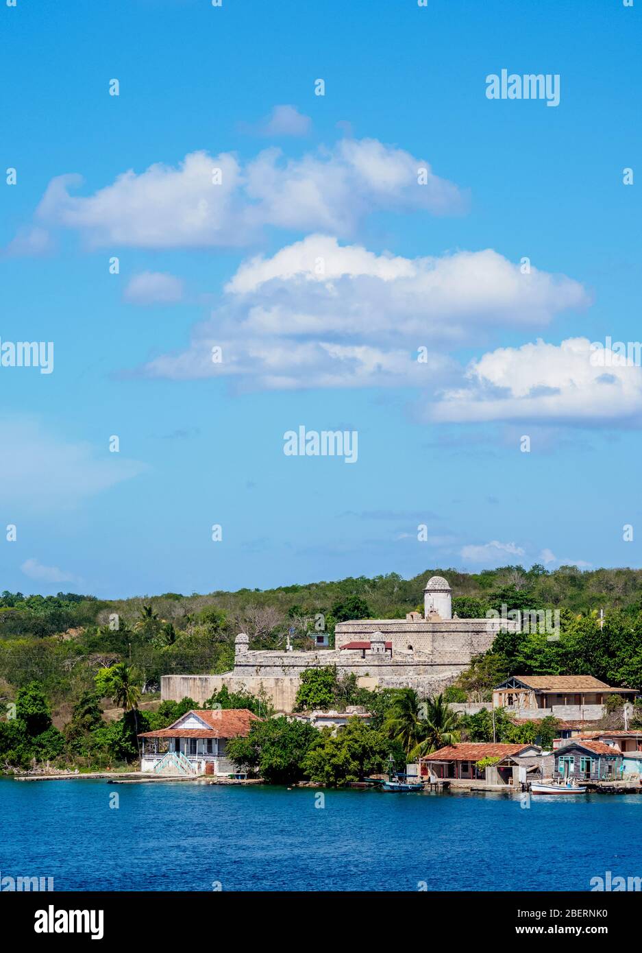 Vista sulla baia di Cienfuegos verso Castillo de Jagua, la fortezza di Jagua, la provincia di Cienfuegos, Cuba Foto Stock