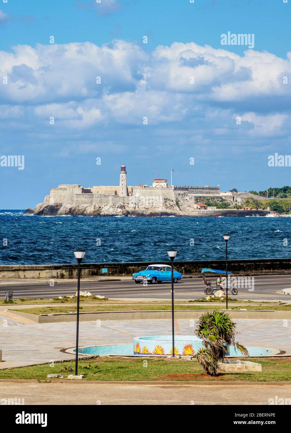 Vista su El Malecon verso il Castello e il Faro di El Morro, l'Avana, la provincia di la Habana, Cuba Foto Stock