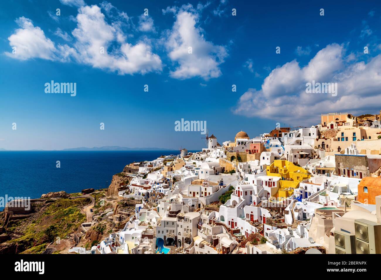 Vista di Oia il più bel villaggio di Santorini in Grecia durante l'estate. Foto Stock