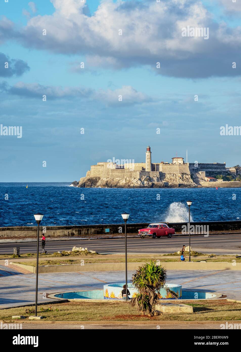 Vista su El Malecon verso il Castello e il Faro di El Morro, l'Avana, la provincia di la Habana, Cuba Foto Stock