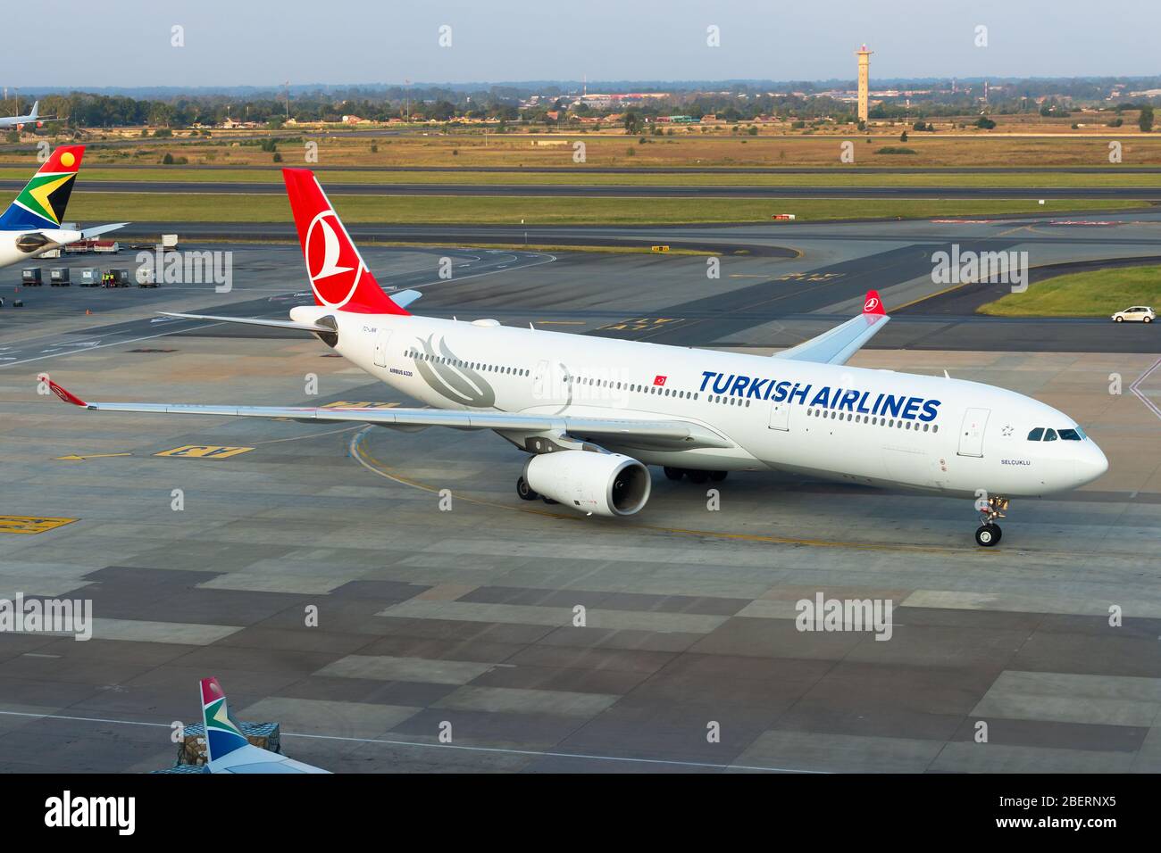 Turkish Airlines Airbus A330 aereo che tassano all'aeroporto internazionale TAMBO di Johannesburg. Aeromobili registrati come TC-JNN. Compagnia aerea della Turchia. Foto Stock