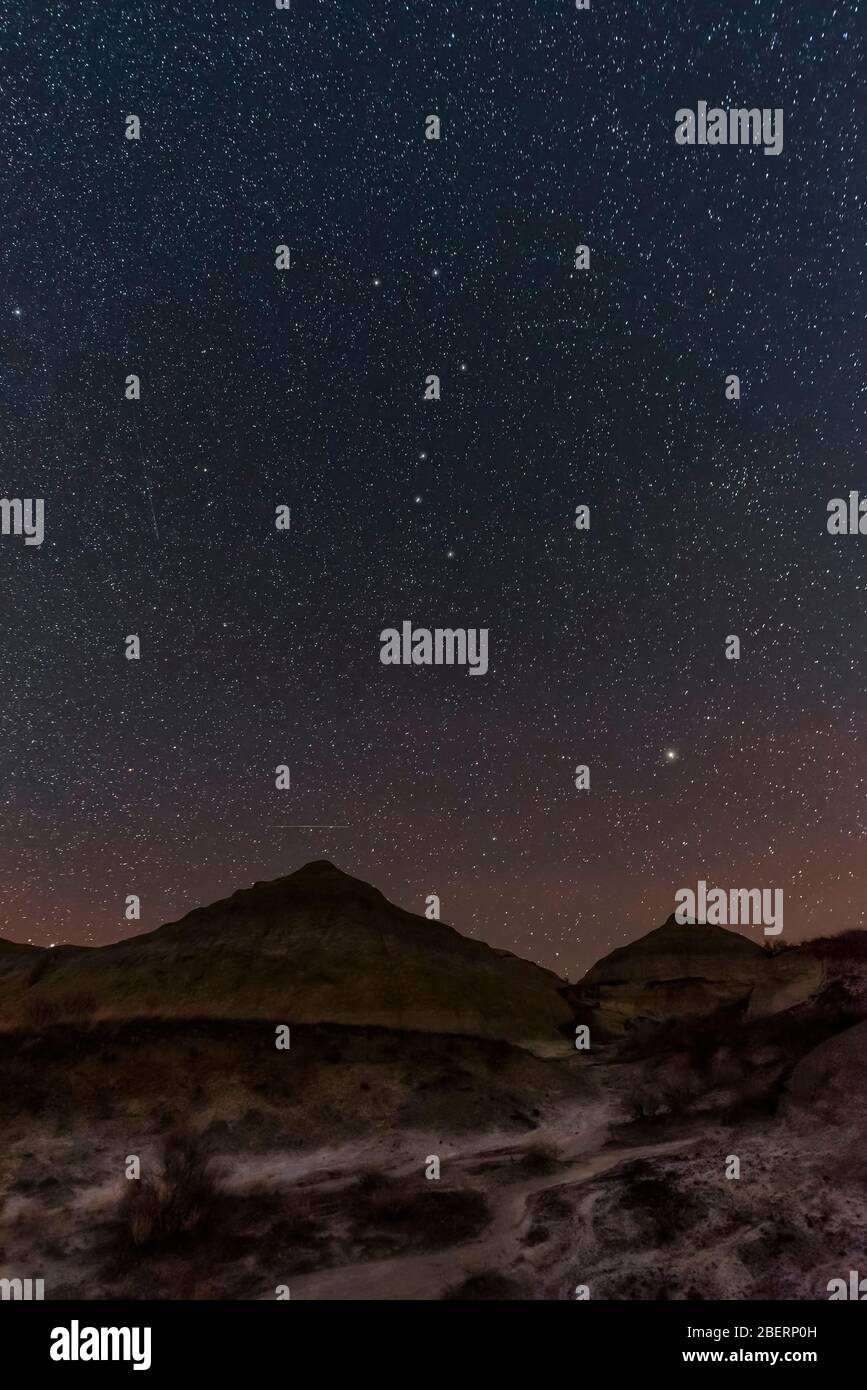 Il Grande penetratore e Arcturus nelle Badlands del Parco Provinciale dei Dinosauri, Alberta, Canada. Foto Stock