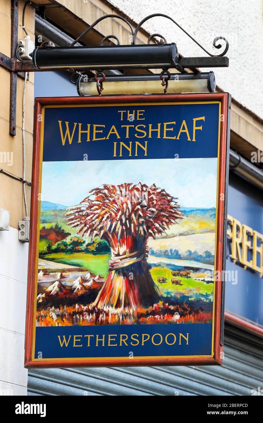 Cartello per il Wheatsheaf Inn, di proprietà della catena di pub Wetherspoon, Kilmarnock, Scozia, Regno Unito Foto Stock