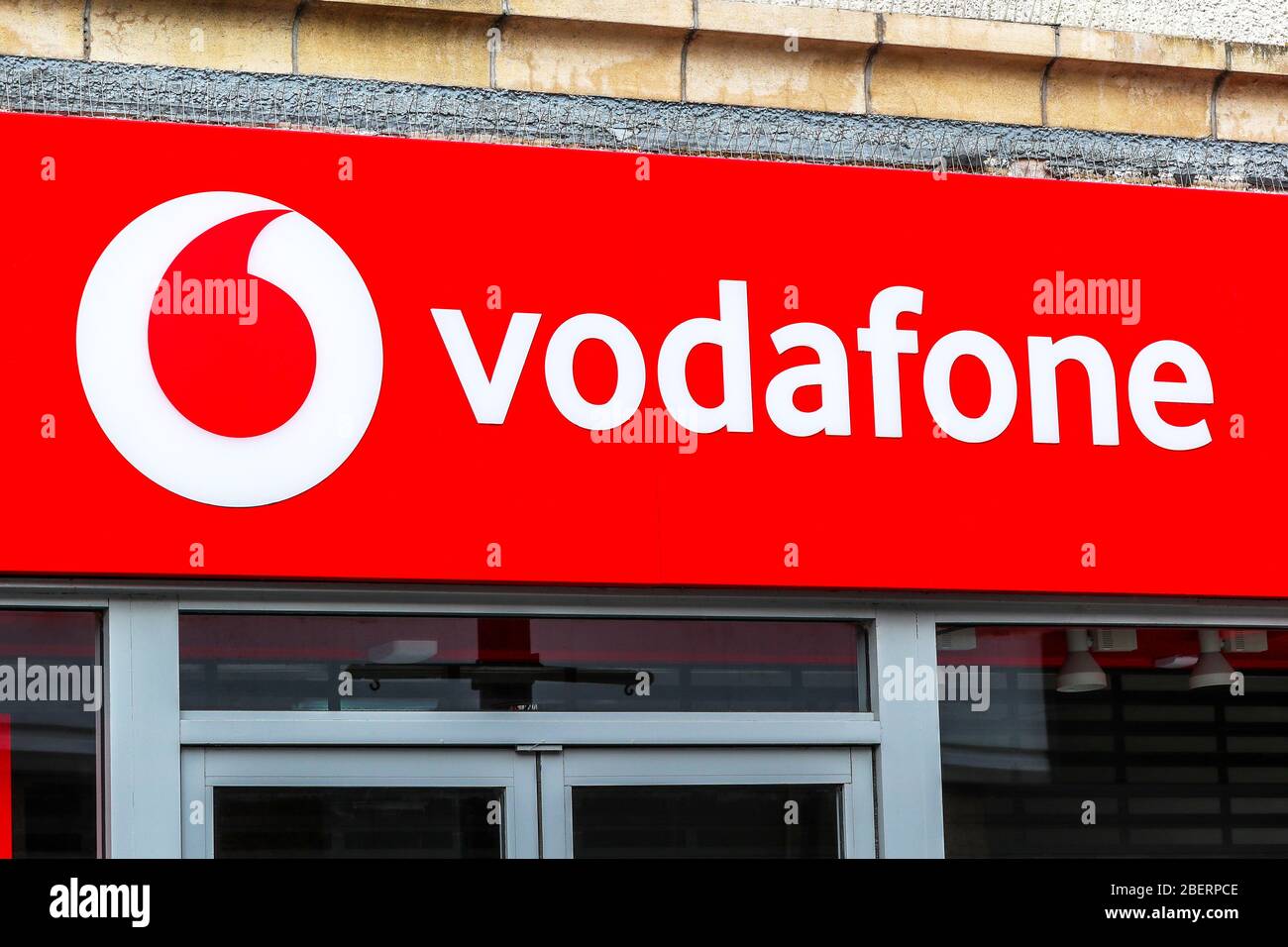 Logo aziendale per Vodafone, società di telecomunicazioni, Kilmarnock, Scozia Foto Stock