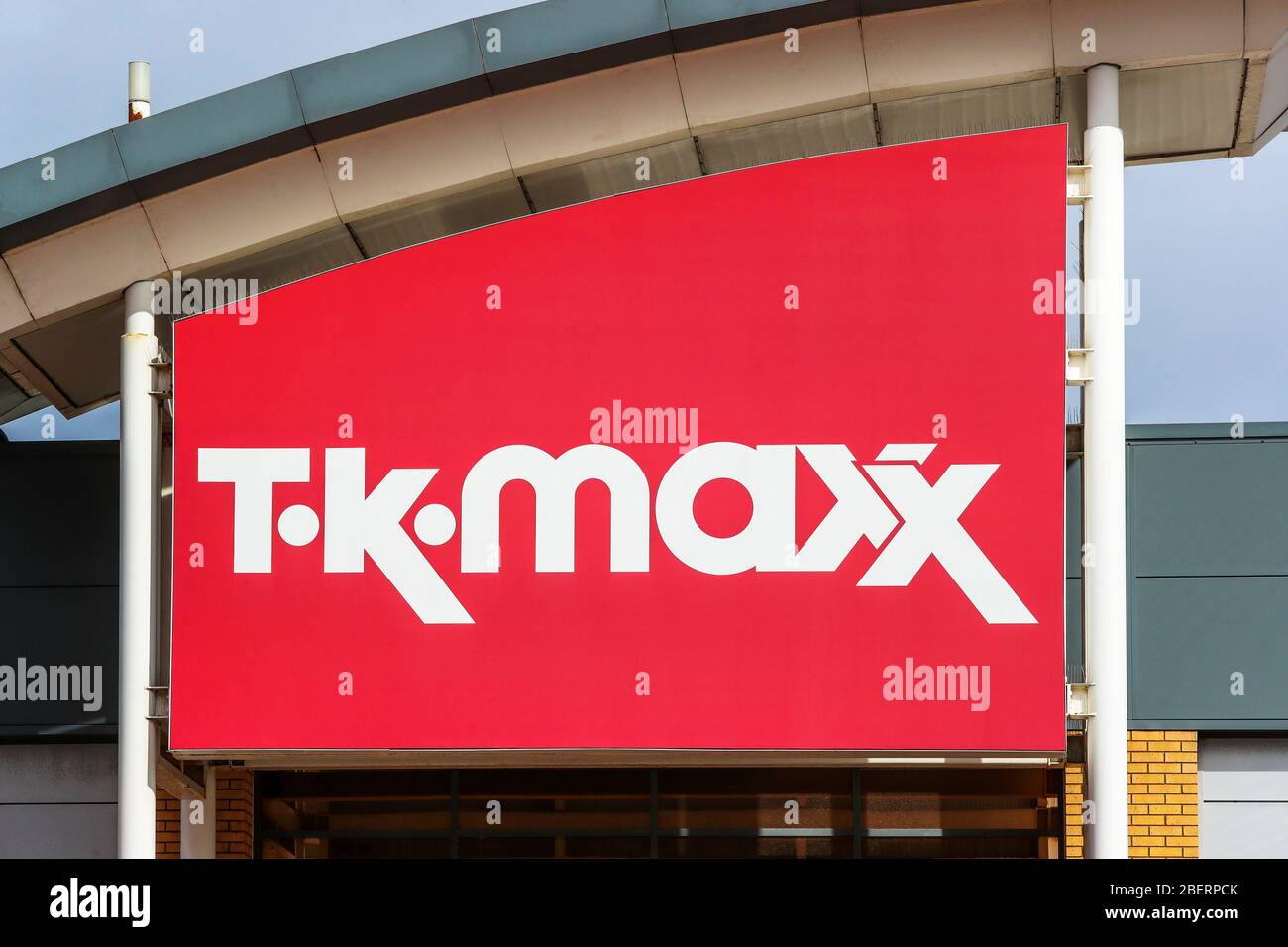 T K logo aziendale Max sopra un punto vendita, Kilmarnock, Regno Unito Foto Stock