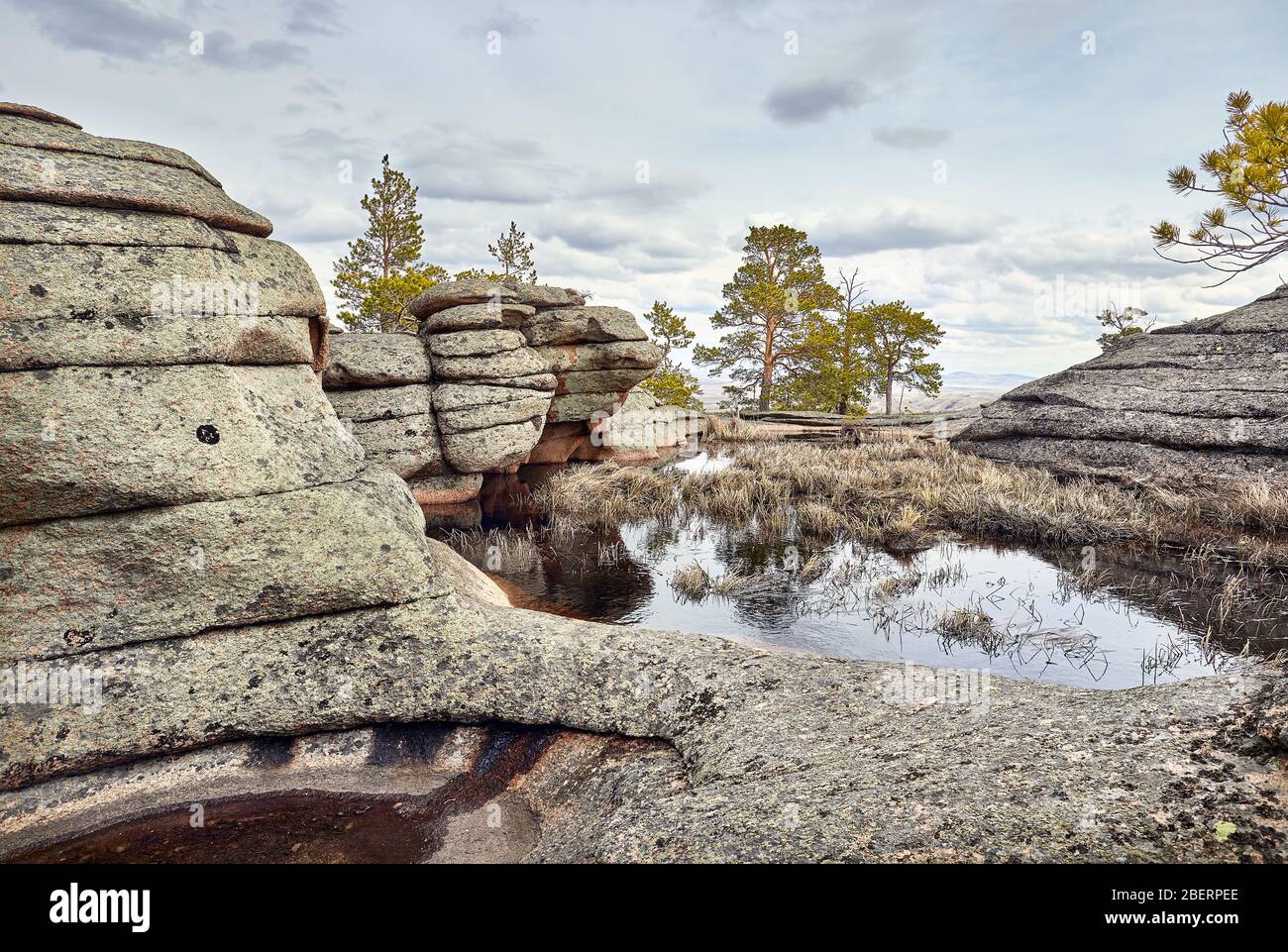 Il bel lago nelle montagne rocciose del Karkaraly parco nazionale in Kazakistan centrale Foto Stock