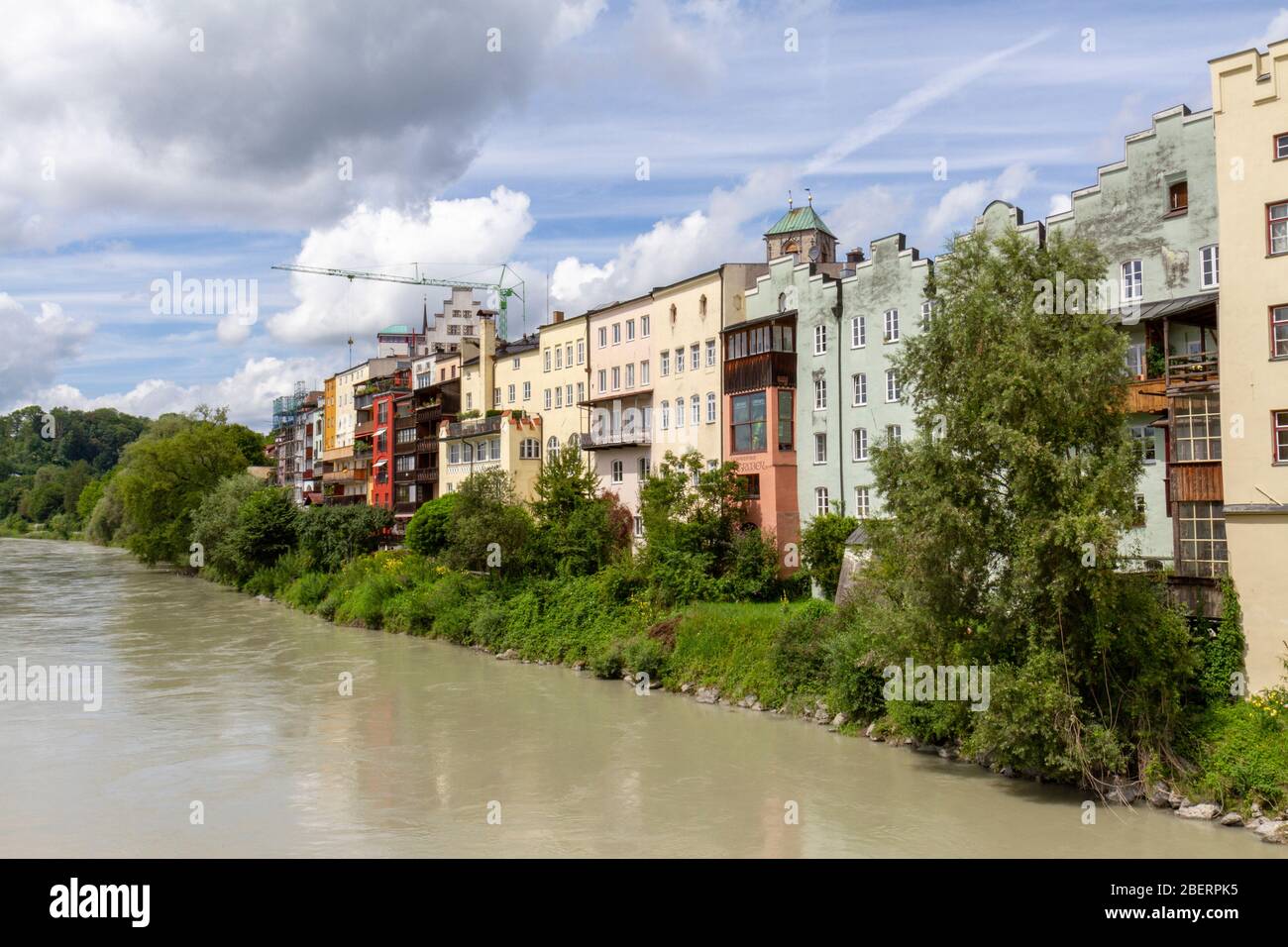 Vista sul fiume Inn e sugli edifici lungo il fiume della città vecchia di Wasserburg, Baviera, Germania. Foto Stock
