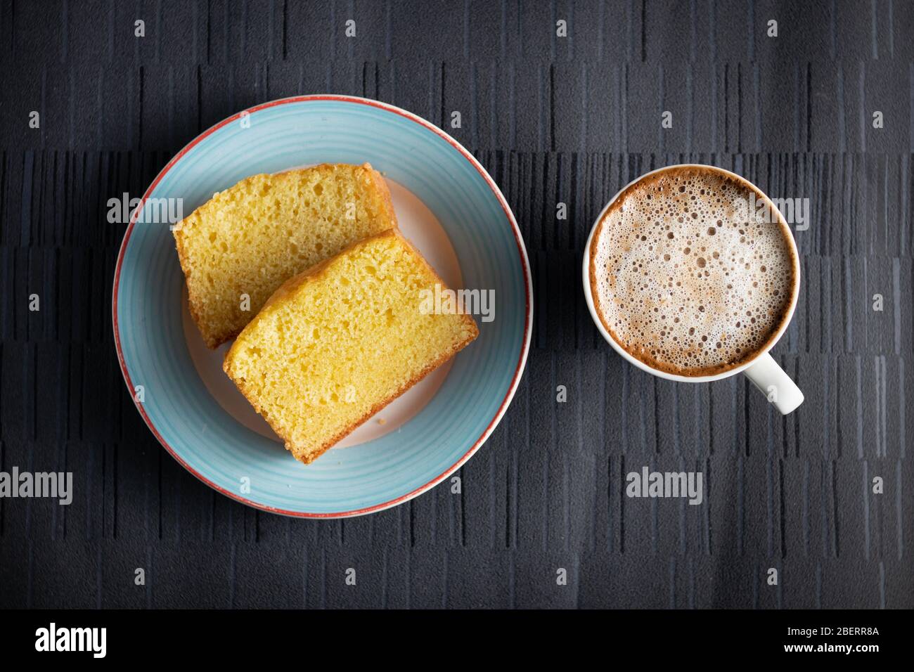 Tazza di caffè e torta semplice su sfondo scuro Foto Stock