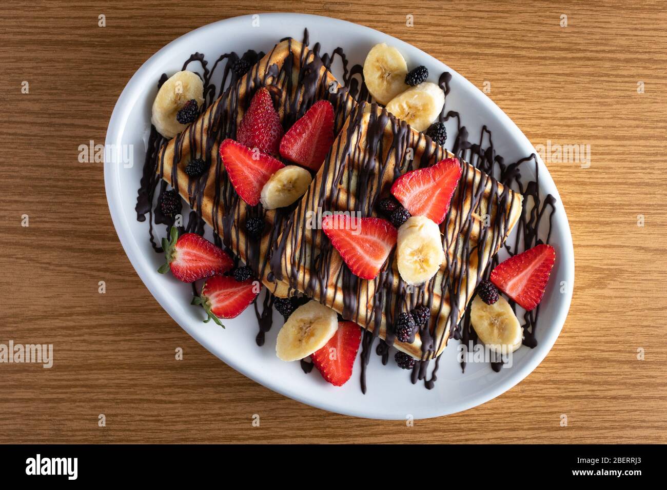 waffle con fragole, more e banane Foto Stock