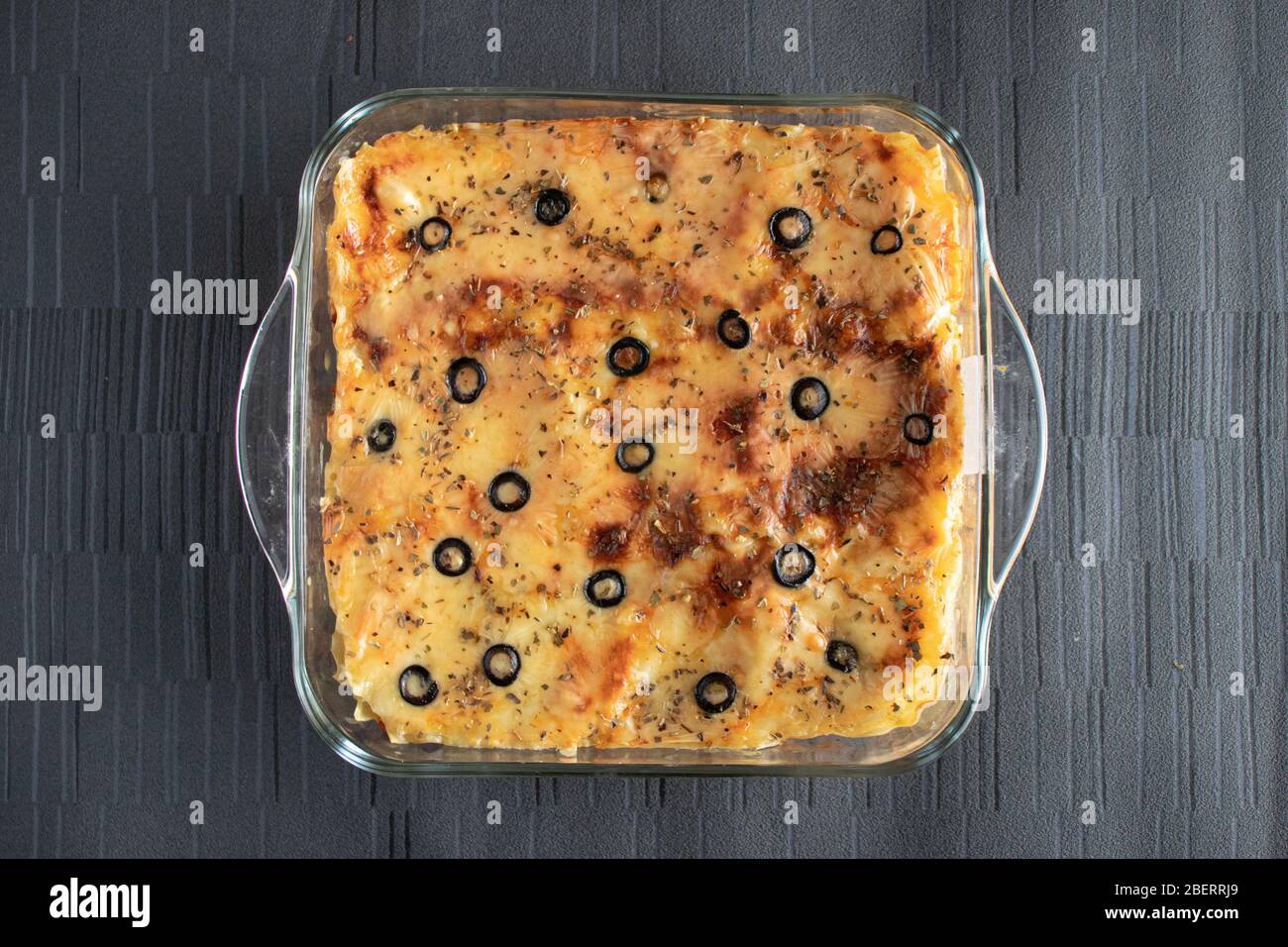 lasagne in un piatto su sfondo scuro Foto Stock