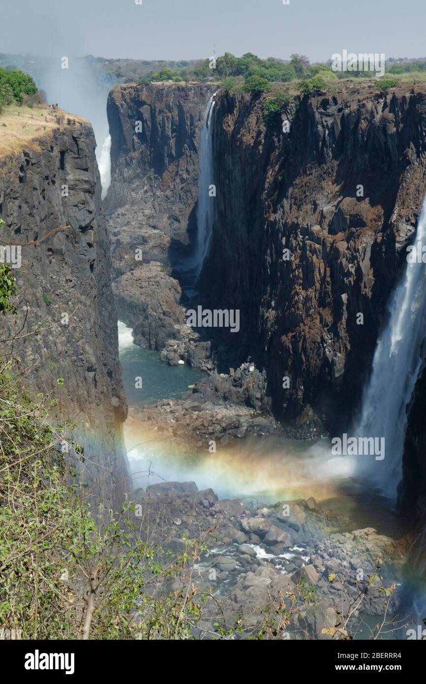 Cascate Vittoria durante un periodo di flusso basso visto verso lo Zimbabwe  dal lato Zambiano dello Zambesi Foto stock - Alamy