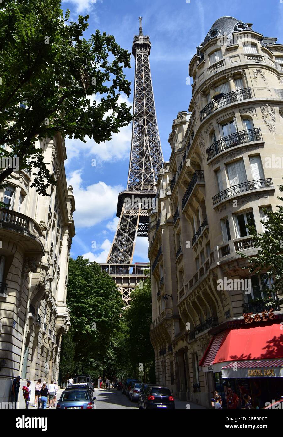 Vista parigina della Tour Eiffel da Rue de Buenos Aires o Rue Buenos-Ayres. Parigi, Francia. 11 agosto 2018. Foto Stock