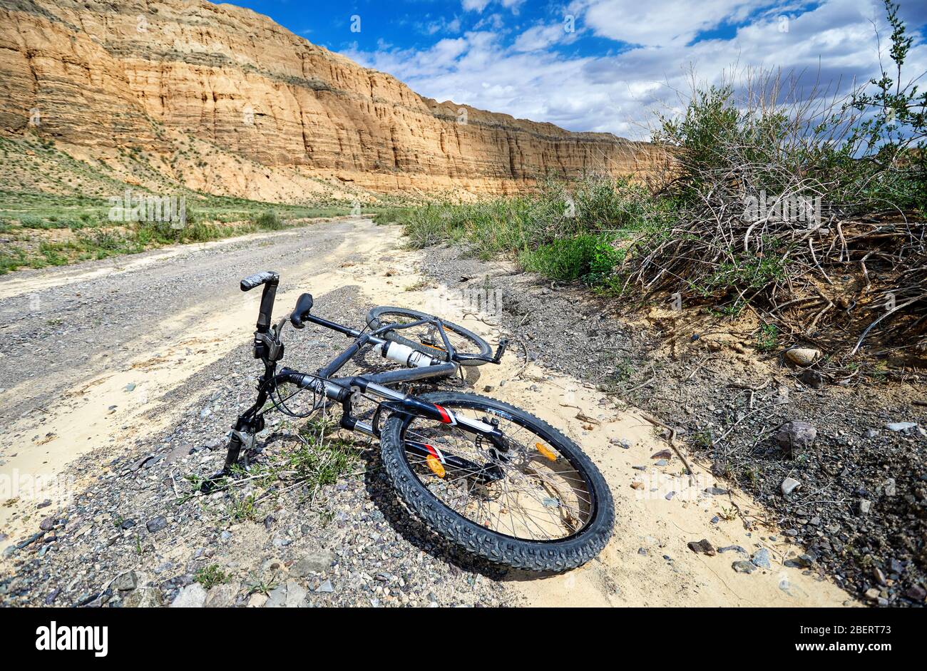 Black mountain bike a country road nel canyon del deserto. Sport estremo concetto. Foto Stock